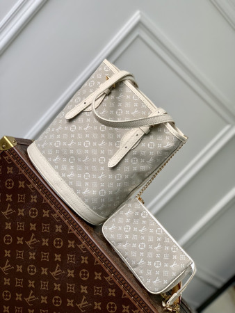 LV PETIT BUCKET white