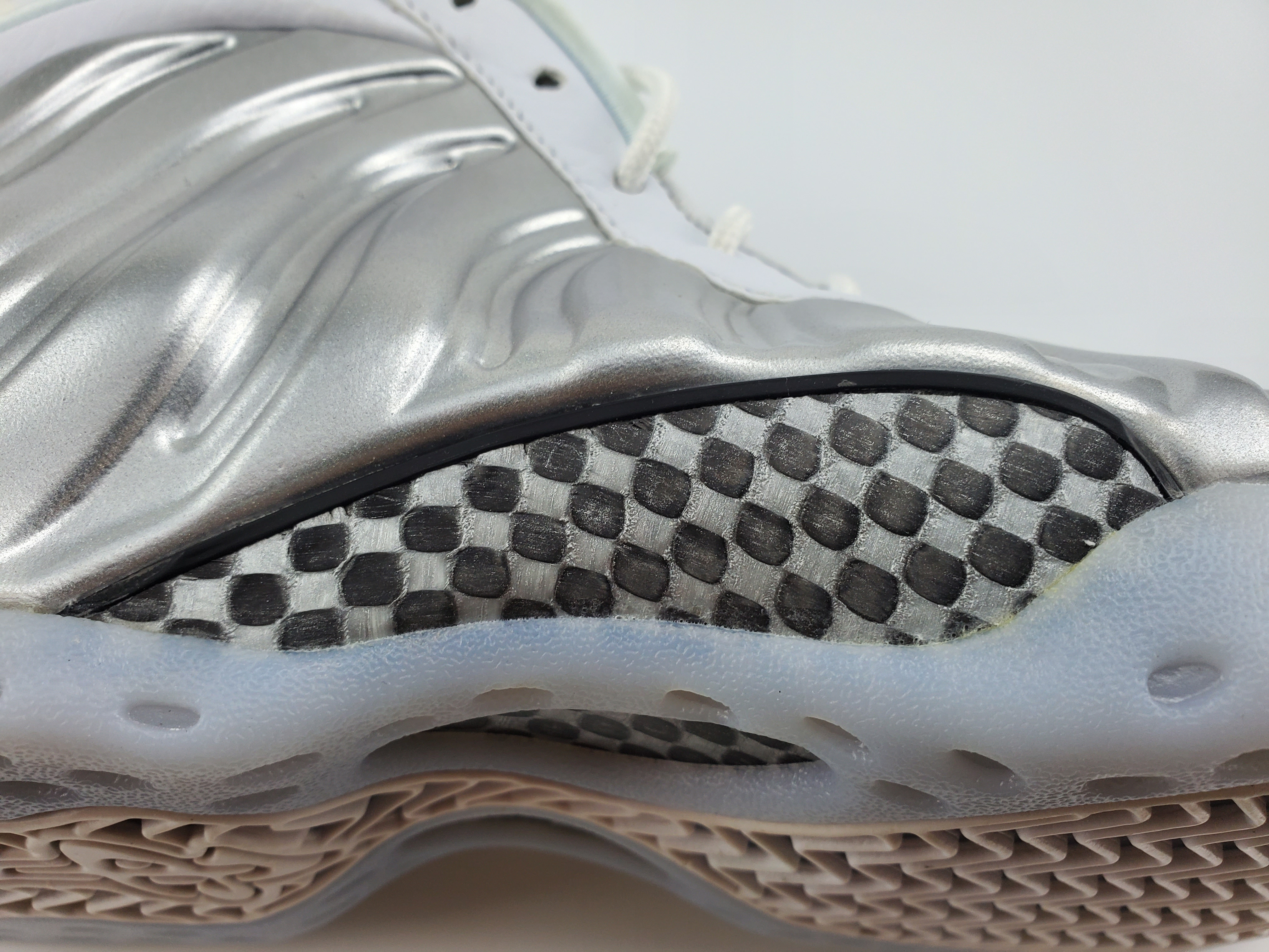 air foamposite one Ch*0me white