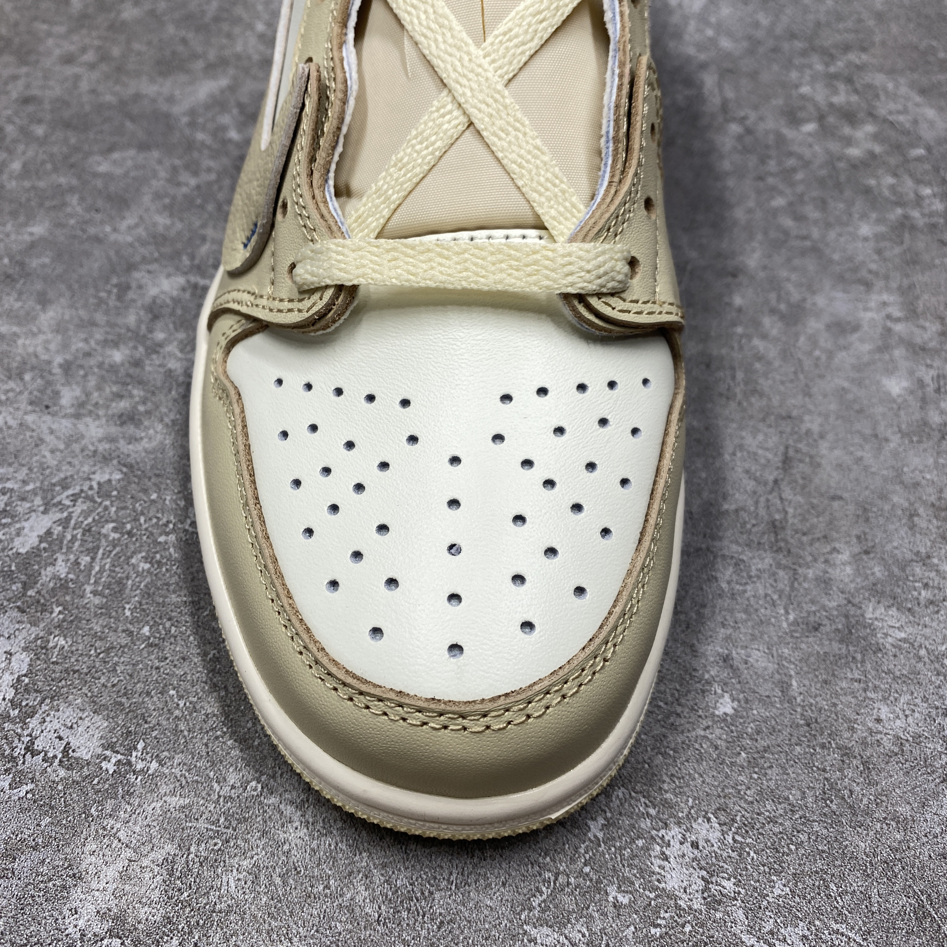 Off-White x Nike Air Jordan 1 Low