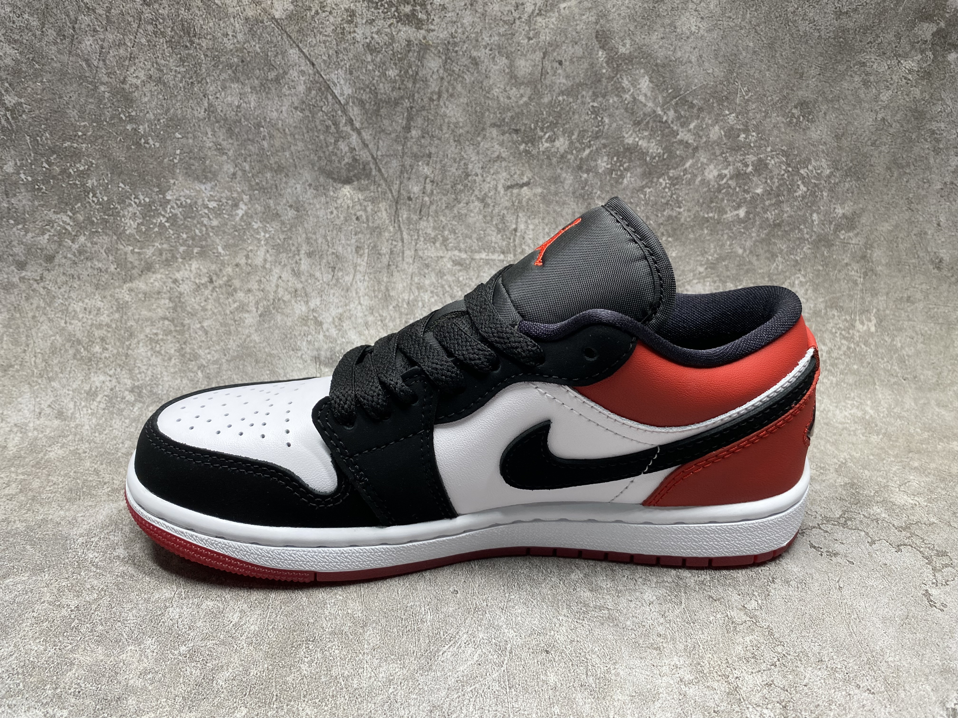 UA AIR JORDAN 1 LOW SE