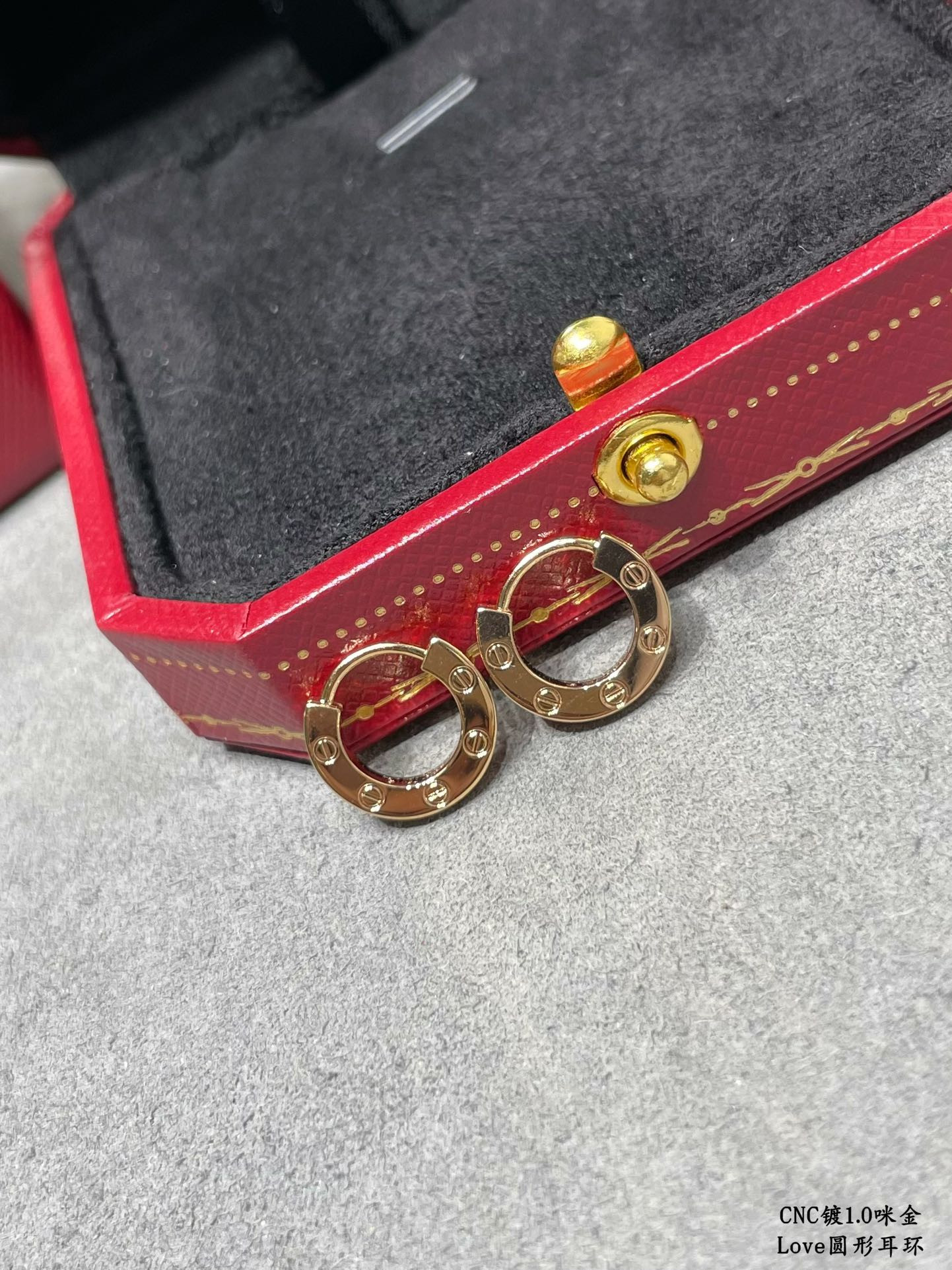 Ca*t*er love glossy round earrings