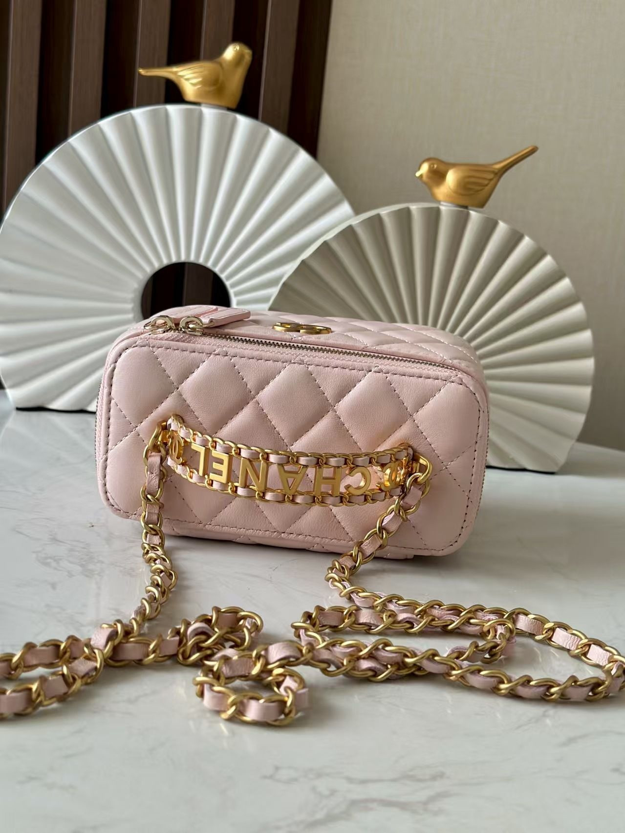 Ch*el vanity with chain 9.5x17x8cm