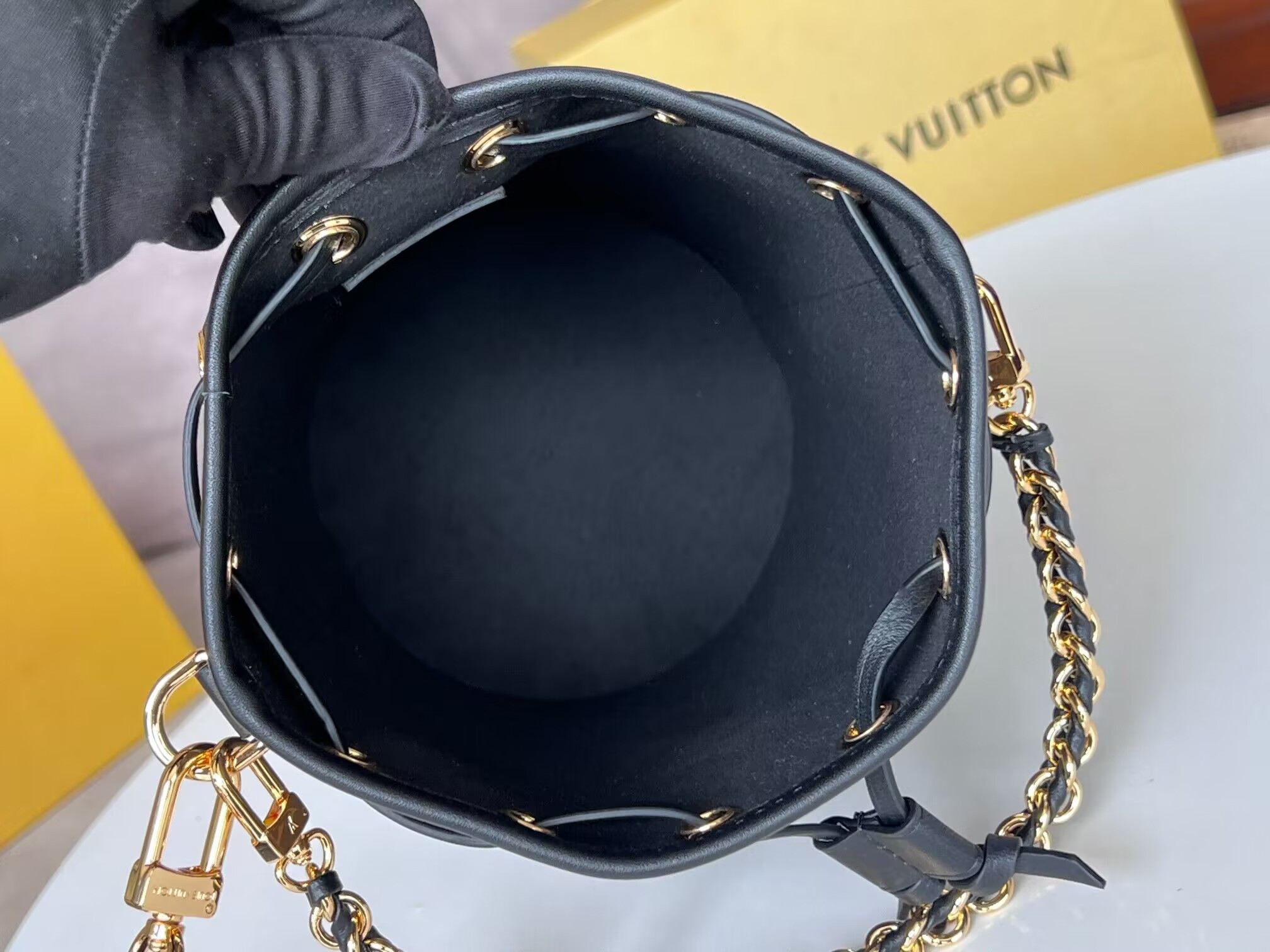 LV Canoé M83480 5.5 x 8.1 x 5.5 inches