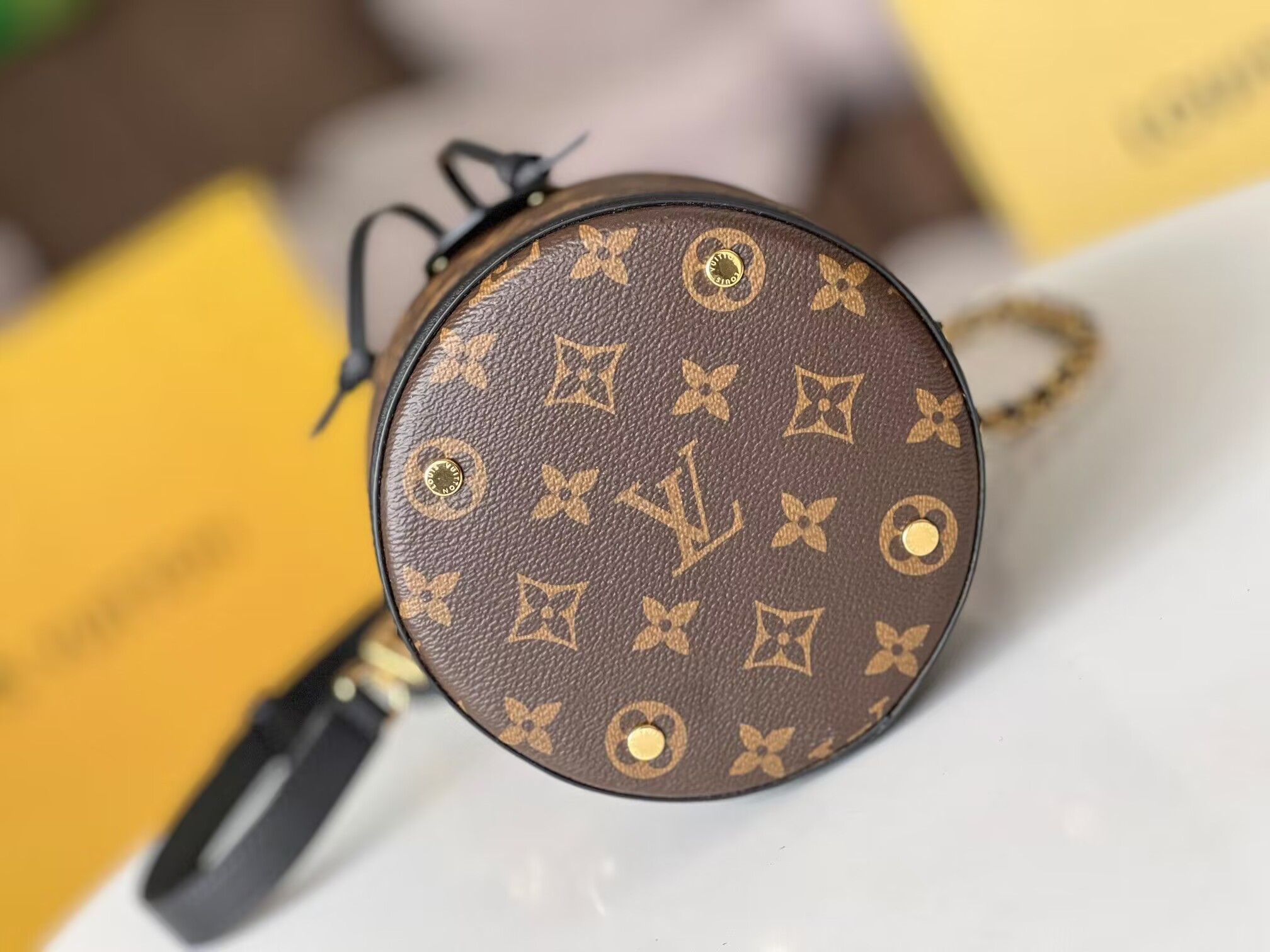 LV Canoé M83480 5.5 x 8.1 x 5.5 inches