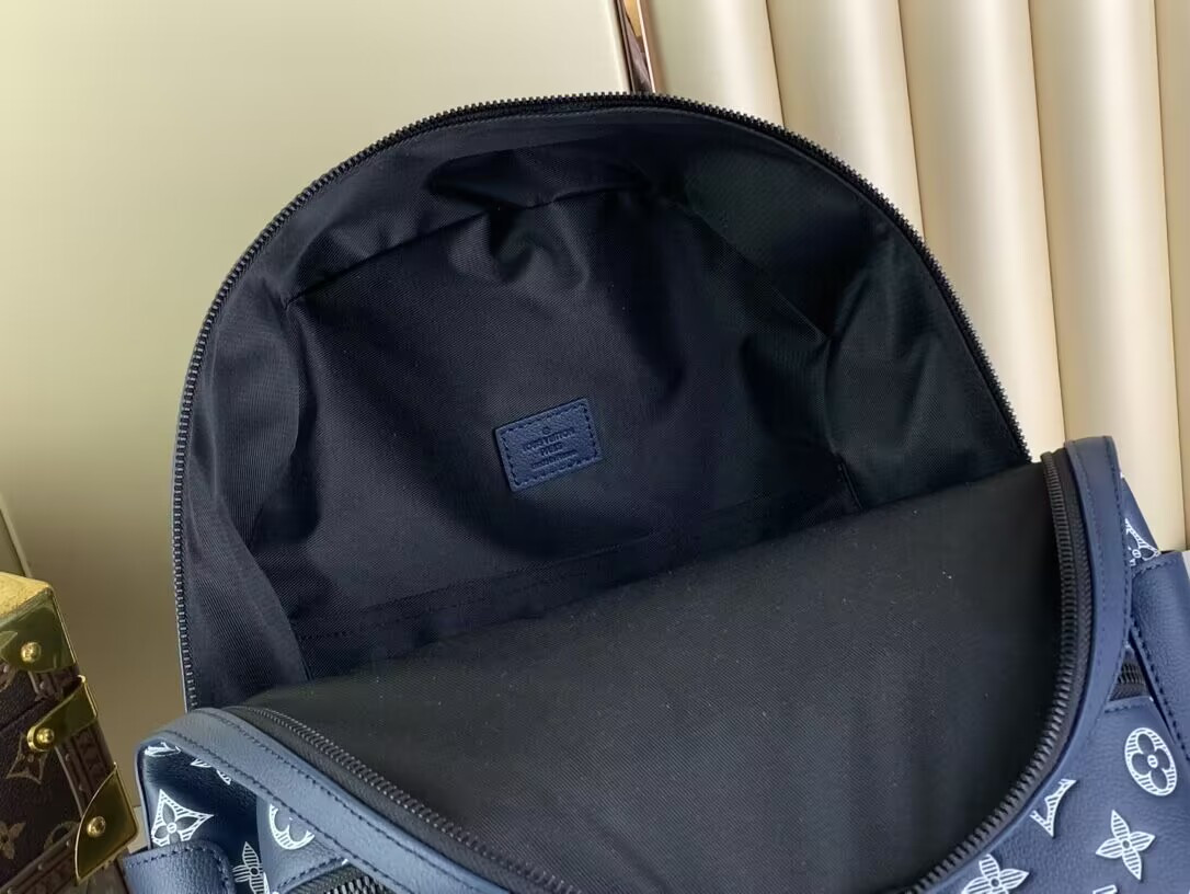 LV  M24760 Discovery Backpack