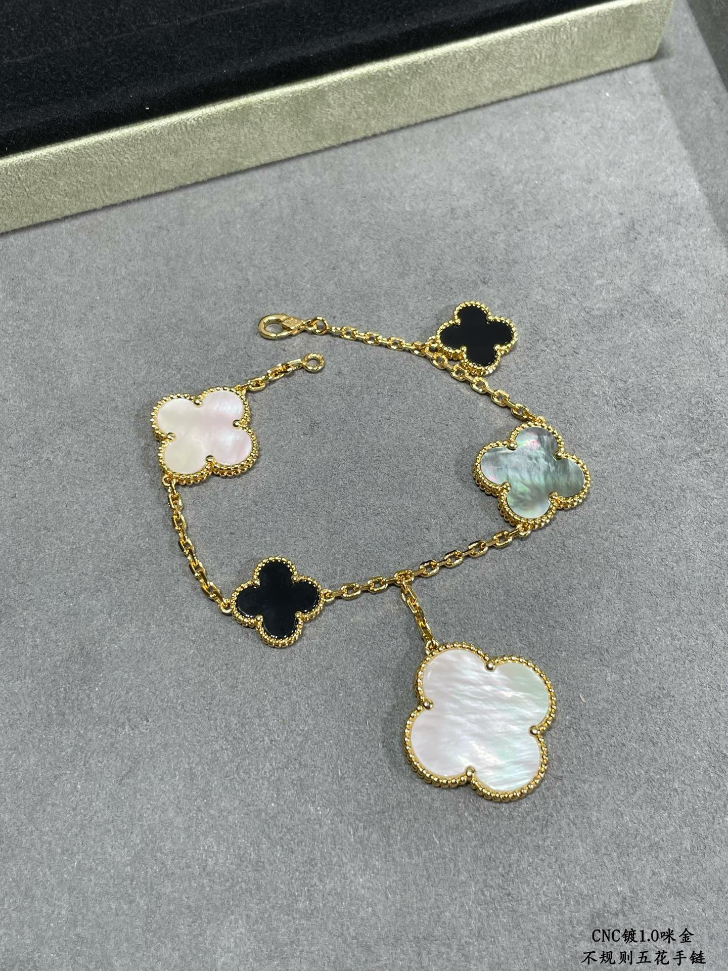 V*N CL*F & arpels irregular five-leaf clover bracelet