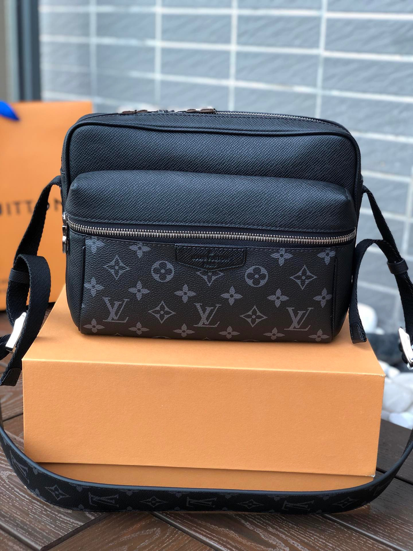 LV OUTDOOR MESSENGER M30233