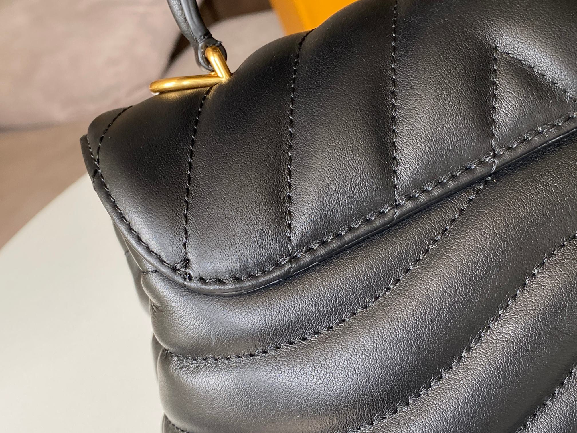 LV HOLD ME M21720 23x15x10cm