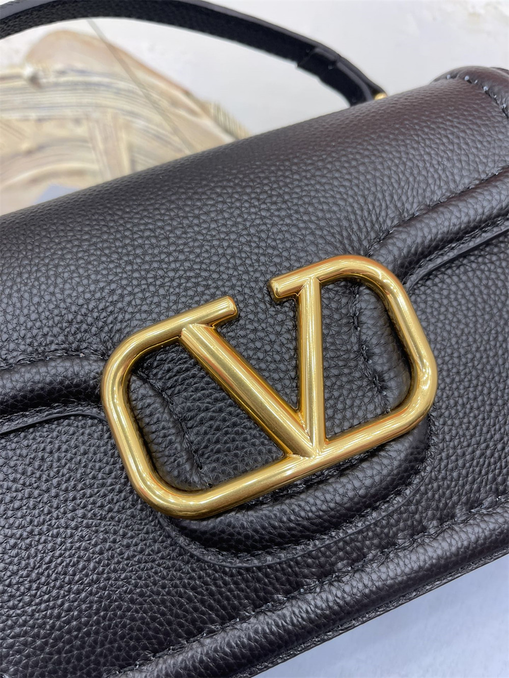 VALENTINO GARAVANI ALLTIME GRAINY CALFSKIN SHOULDER BAG BLACK 23.5x18X8cm