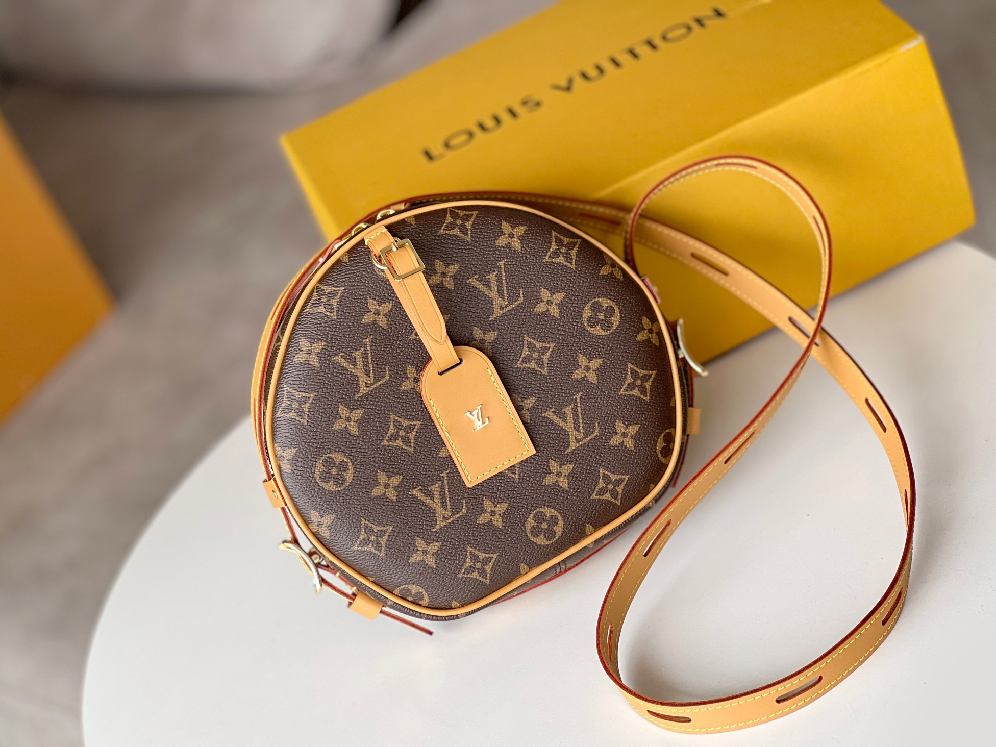 LV BOITE CHAPEAU SOUPLE M52294