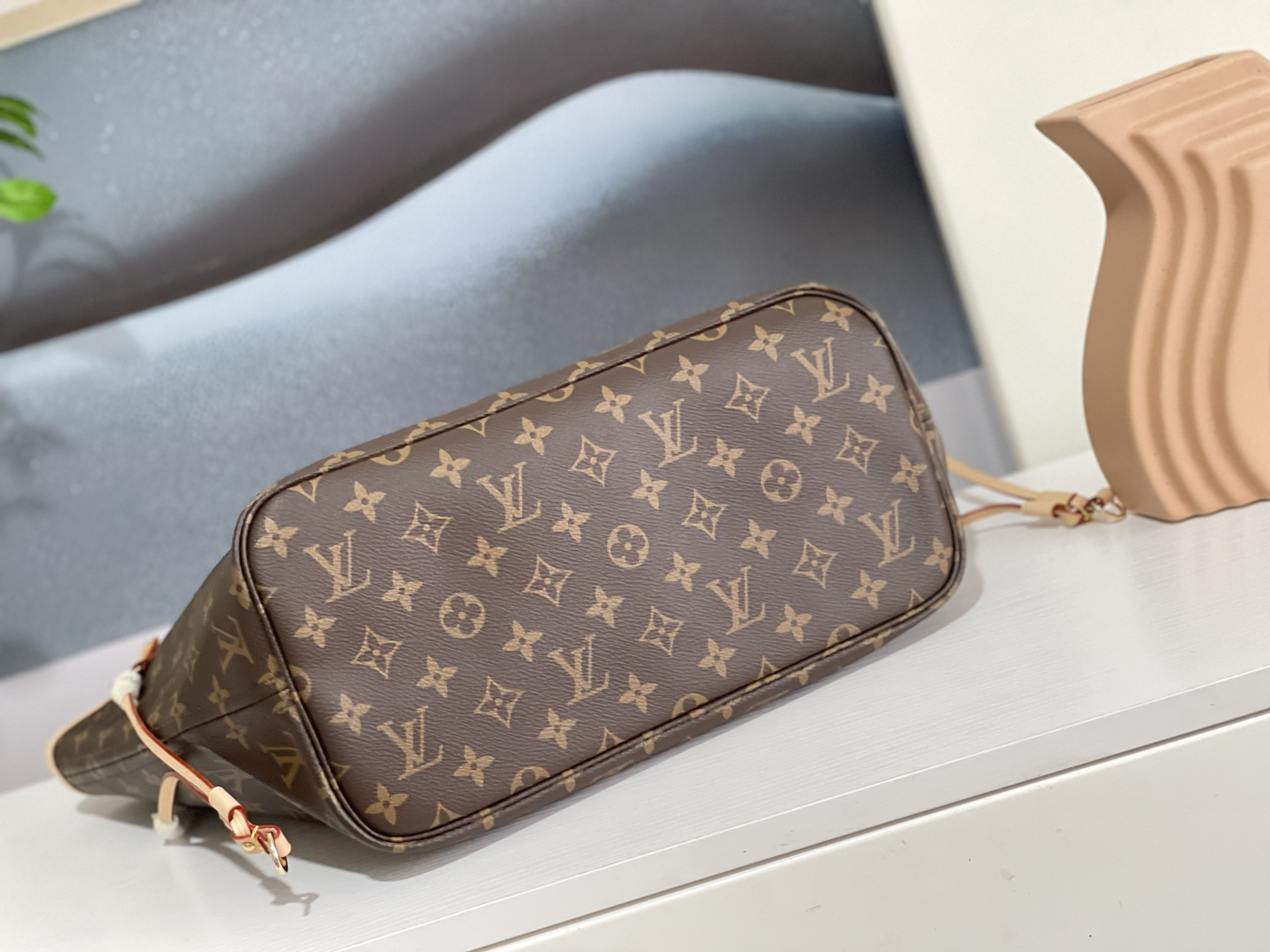 l0*is V*t0n m40995 neverfull mm 12.6 x 11.4 x 6.7 inches without box