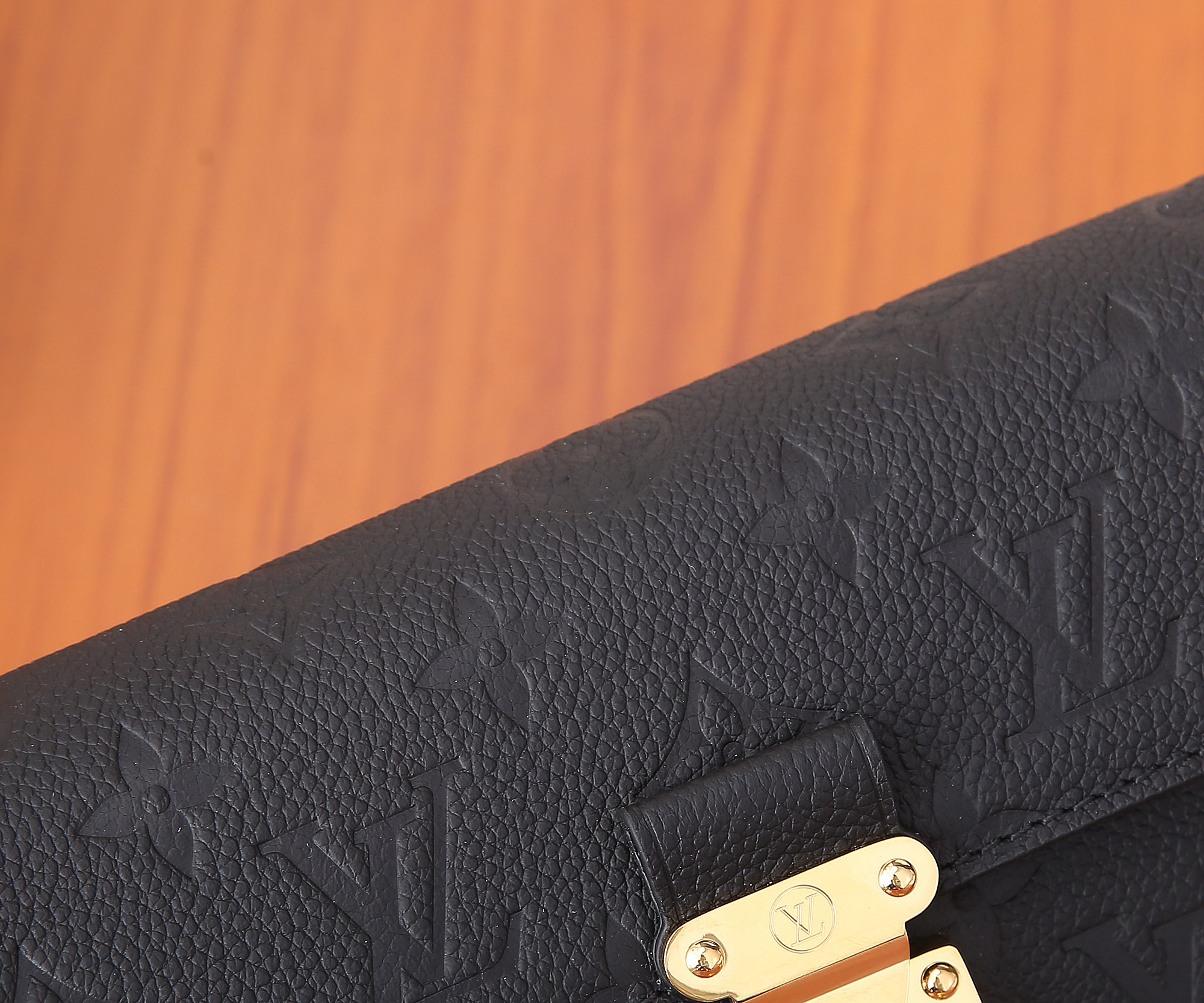 LV Wallet On Chain Métis M82637 7.5 x 4.3 x 2.2 inches