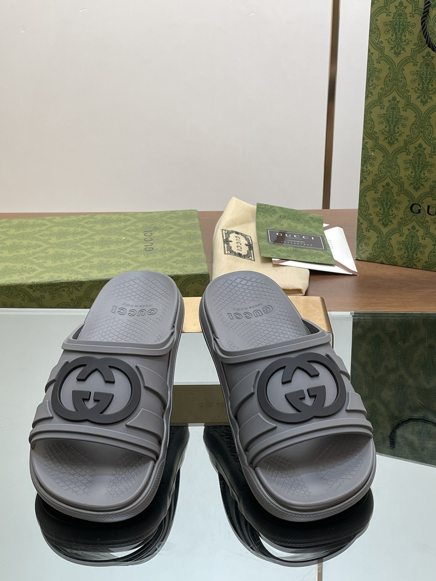 ua G*u*i interlocking g slide sandal