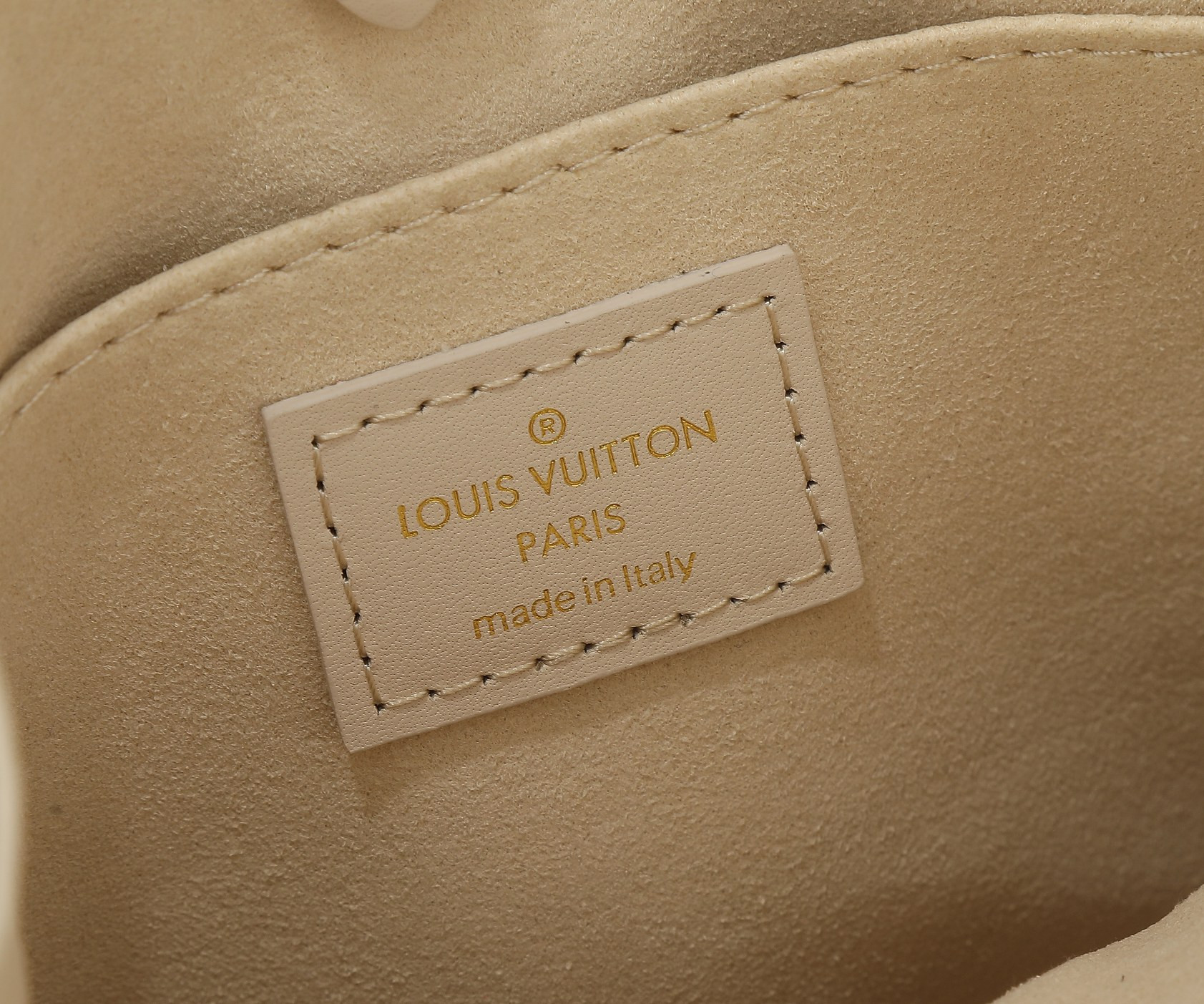 LV OnTheGo BB M47115  7.1 x 5.9 x 3.3 in