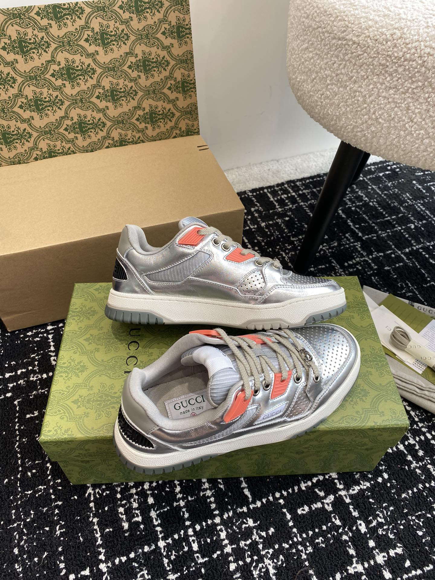 ua G*u*i low-top sneaker