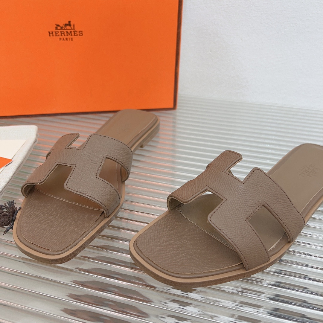 UA Hermès Oran sandal