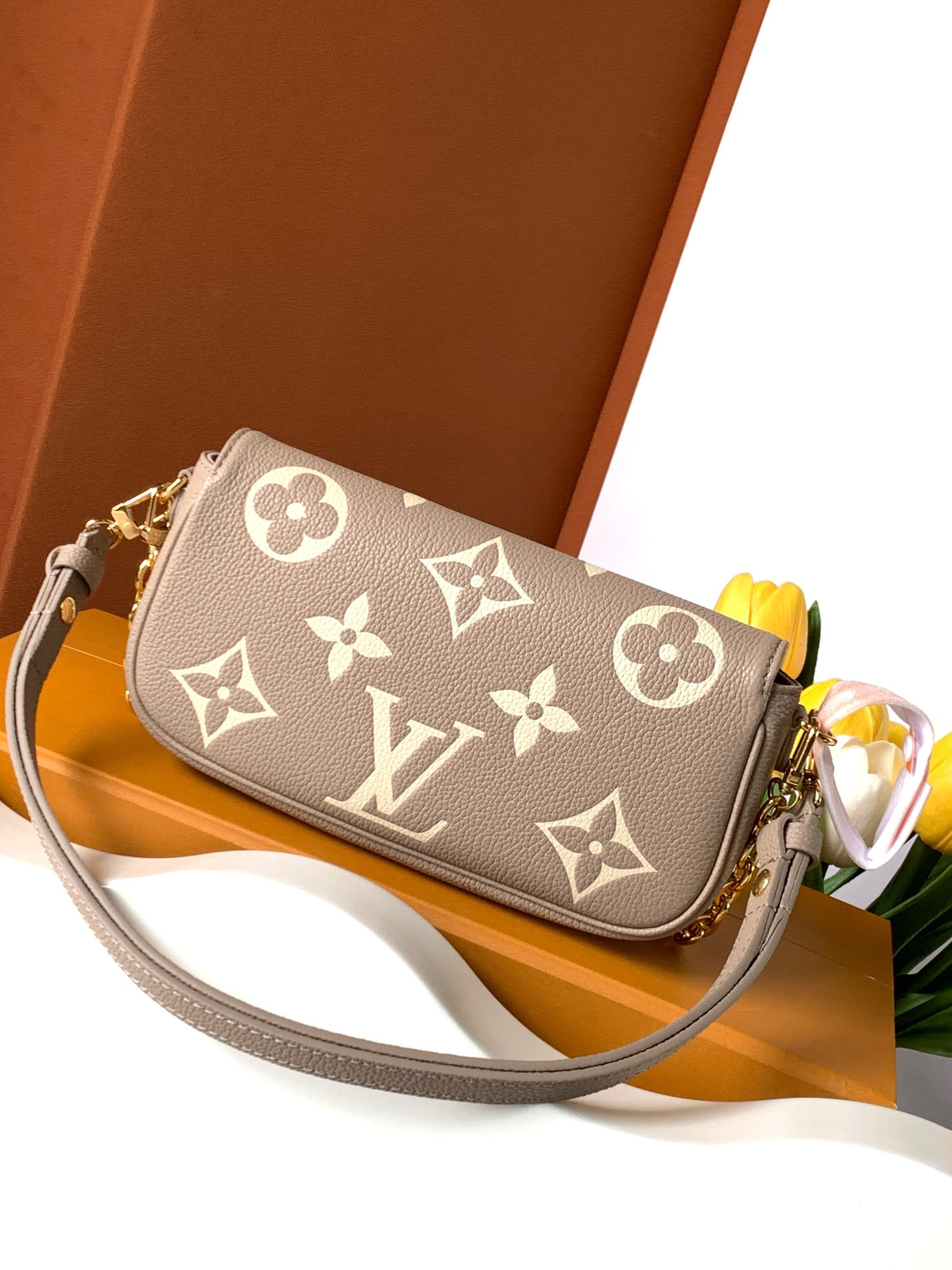 LV Wallet On Chain Ivy M82211 9.3 x 4.7 x 1.7 inches