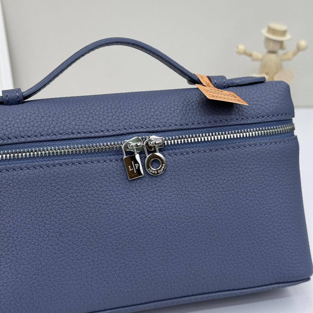 L**o p*ana extra pocket l19 grained calfskin 11 x 19 x 6.5 cm