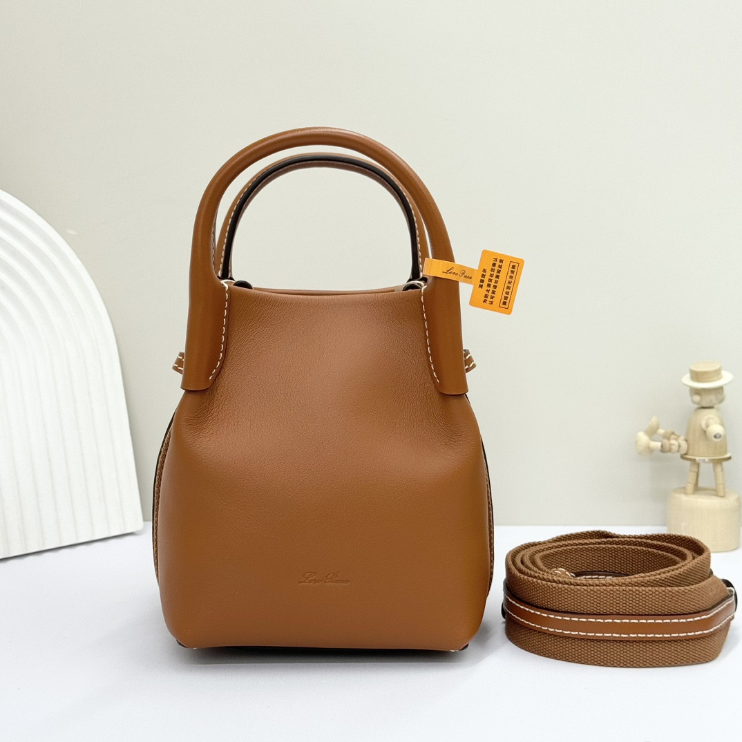 L**o p*ana micro bale bag smooth calfskin 23 x 16 x 14 cm