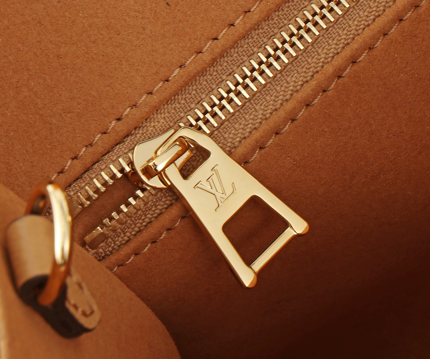 LV OnTheGo PM M12513 24.9 x 19.1 x 11.4 cm