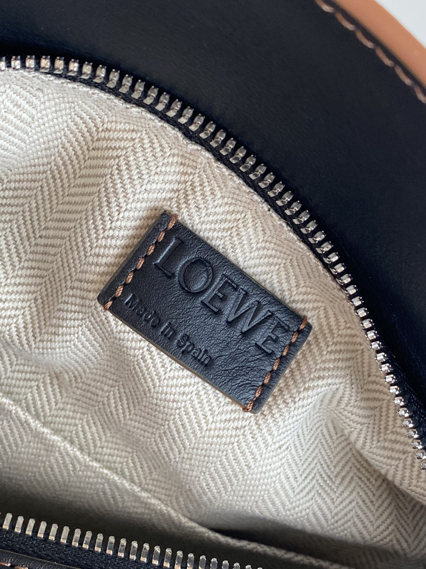 L0ew* small puzzle bag in classic calfskin 24x10.5x16.5cm