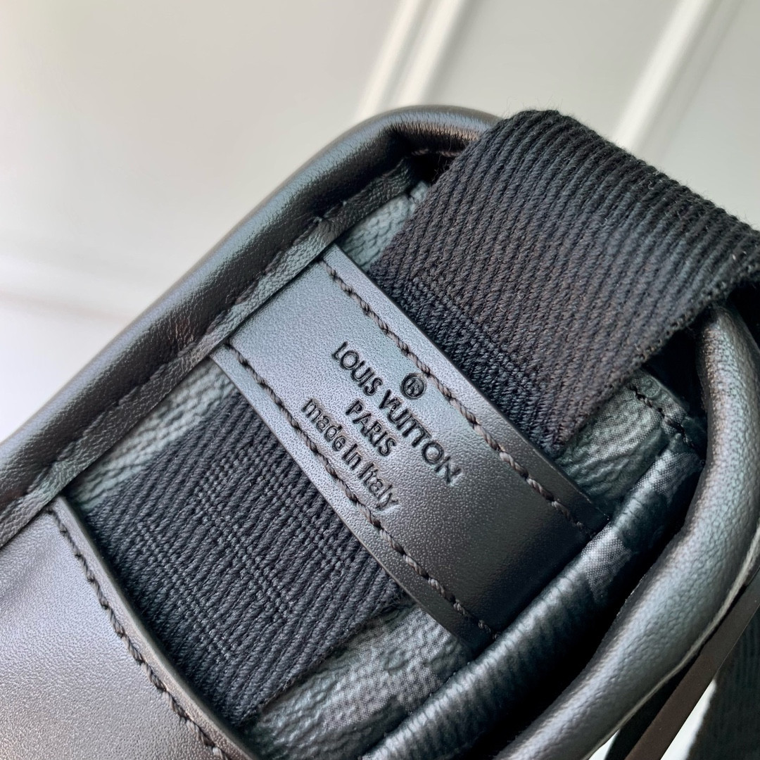 LV Bosphore Wearable Wallet M12599 12 x 7 x 19 cm