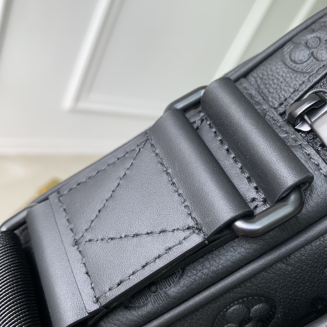 LV Getaway Messenger M12516  17 x 7.8 x 18 cm