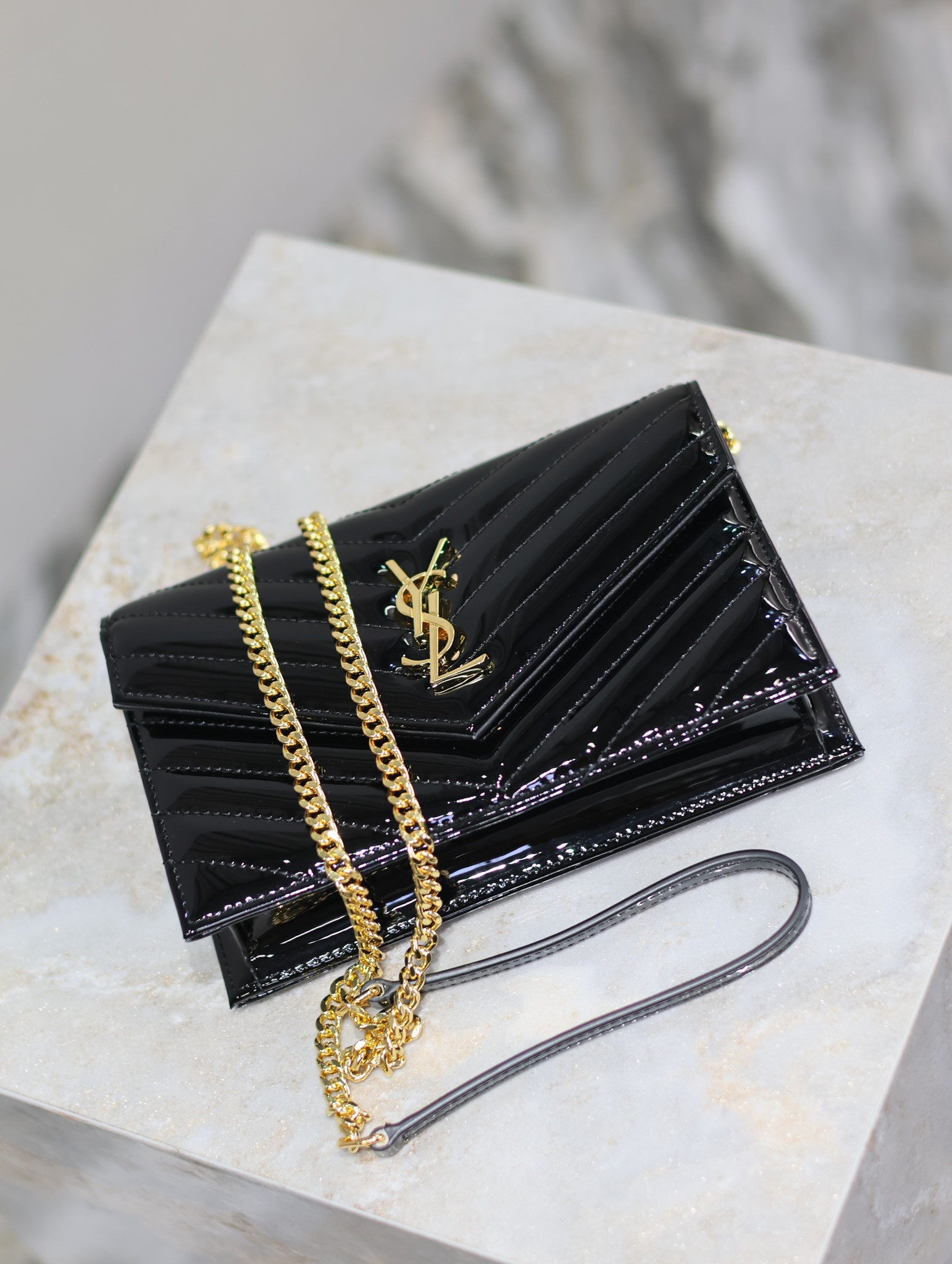 Y*L cassandra woc envelope chain wallet in patent leather 19 x 12.5 x 3.5cm