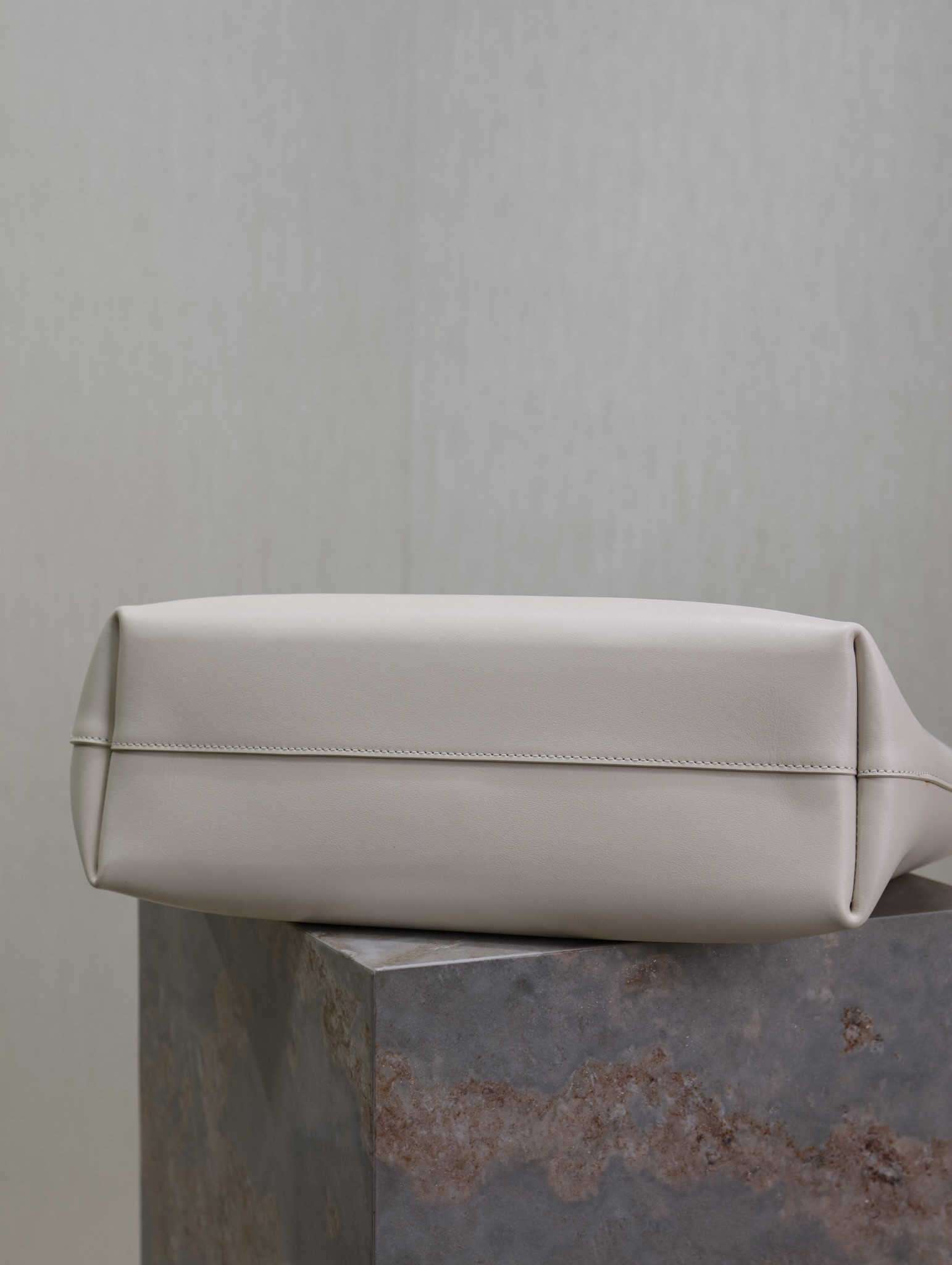 y*l shopping Sa**t Lau*nt in leather 32.5×35×10.5cm