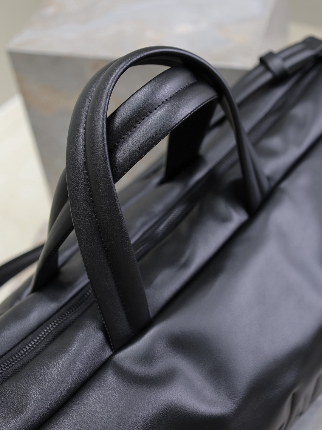 y*l Sa**t Lau*nt duffle in lambskin 53x24x22cm