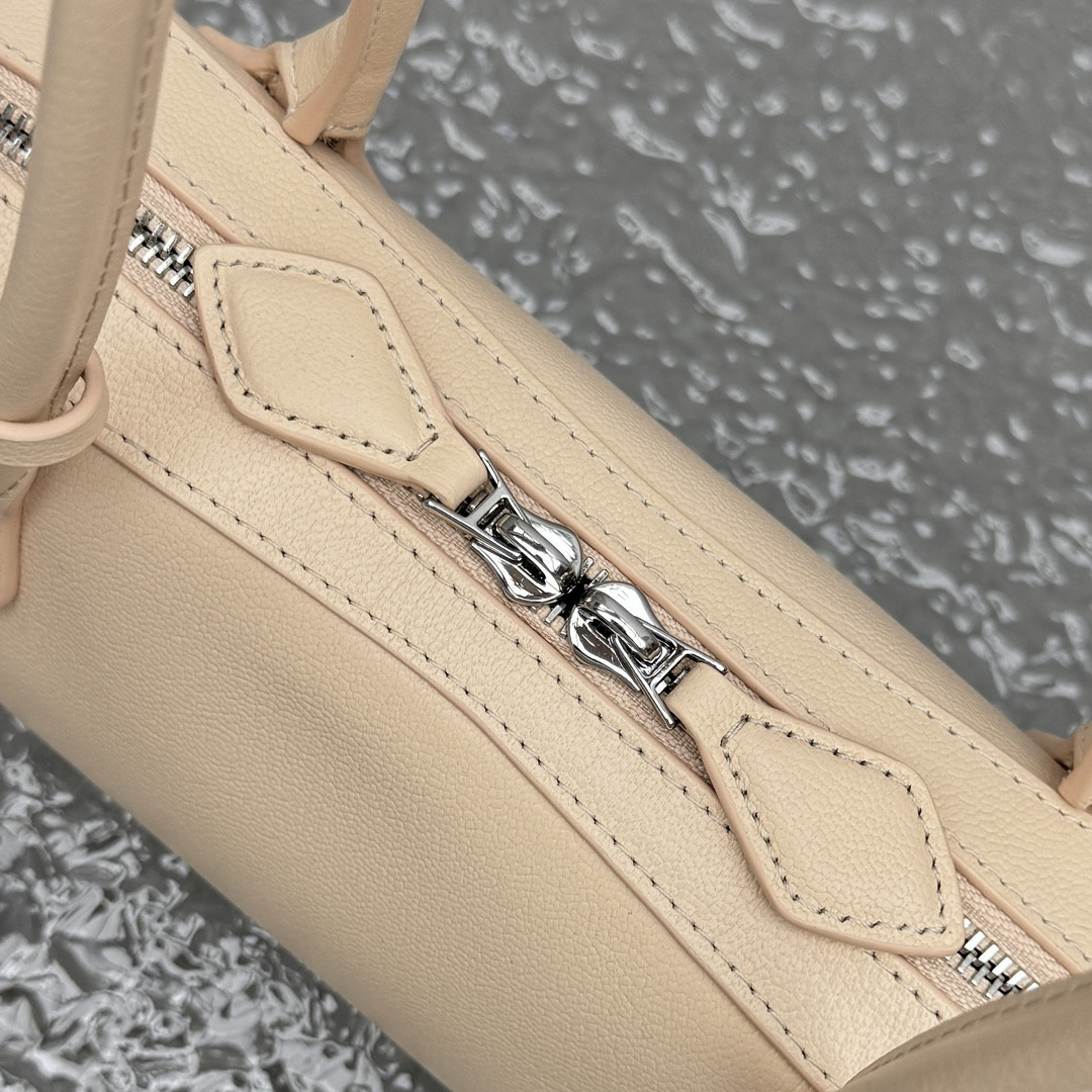 ALAÏA LE TECKEL MEDIUM BAG 33x11x10cm