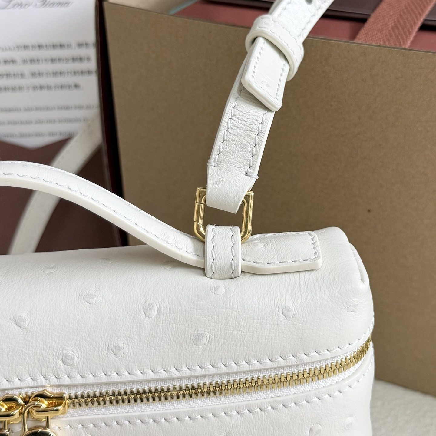 L**o p*ana extra pocket l19 ostrich-grained leather 11 x 19 x 6.5 cm