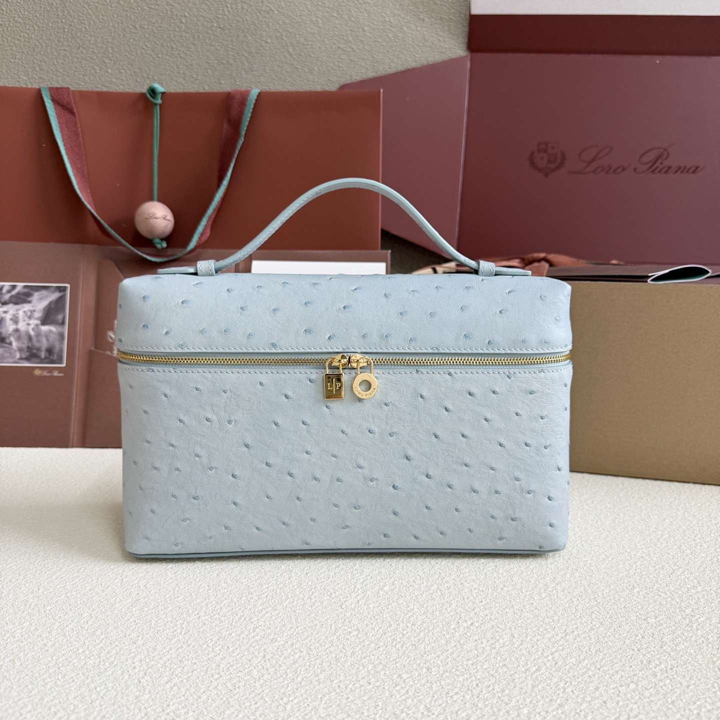 L**o p*ana extra pocket l27 ostrich-grained leather 16x27x10cm