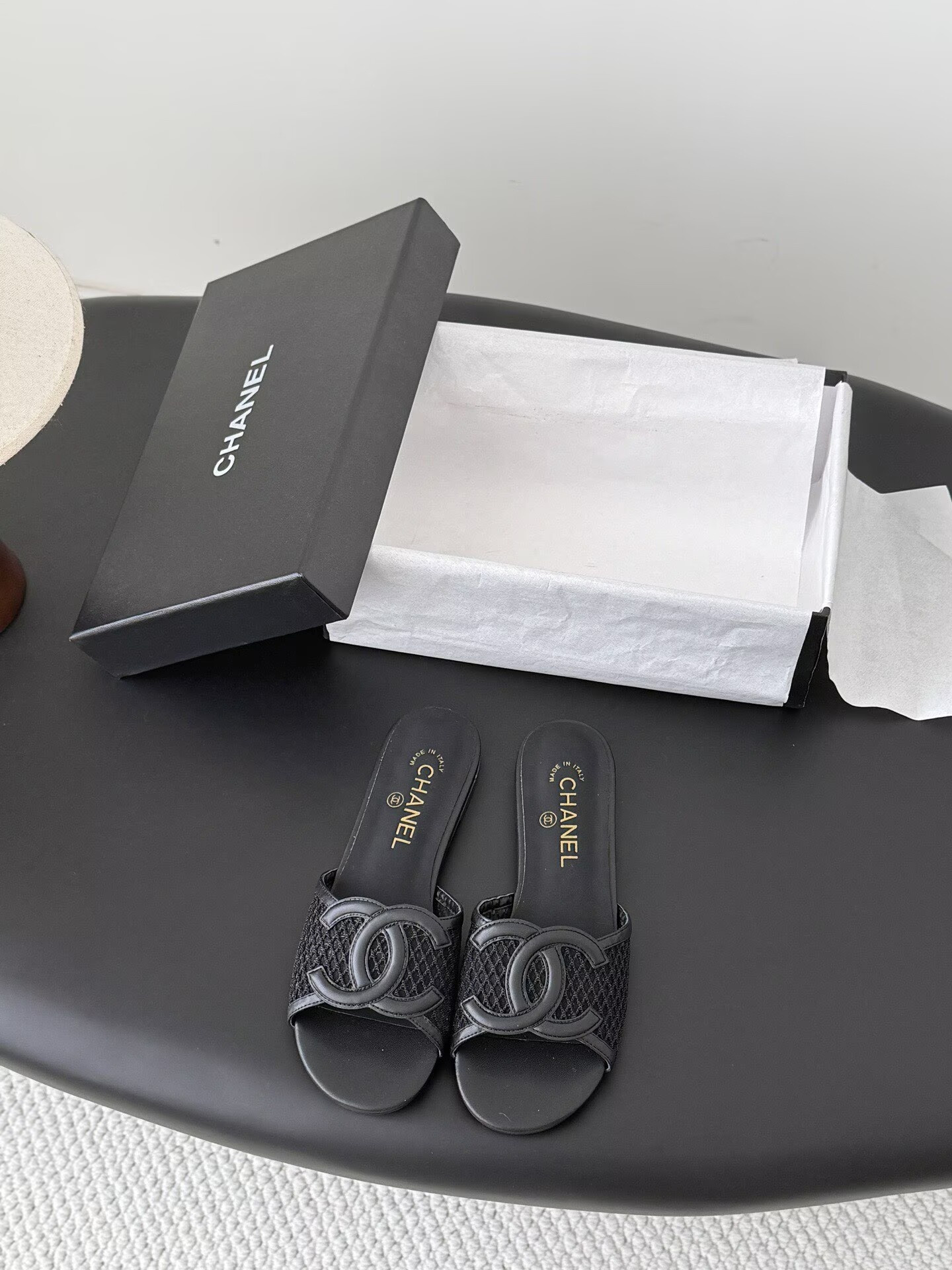 ua Ch**el sandals