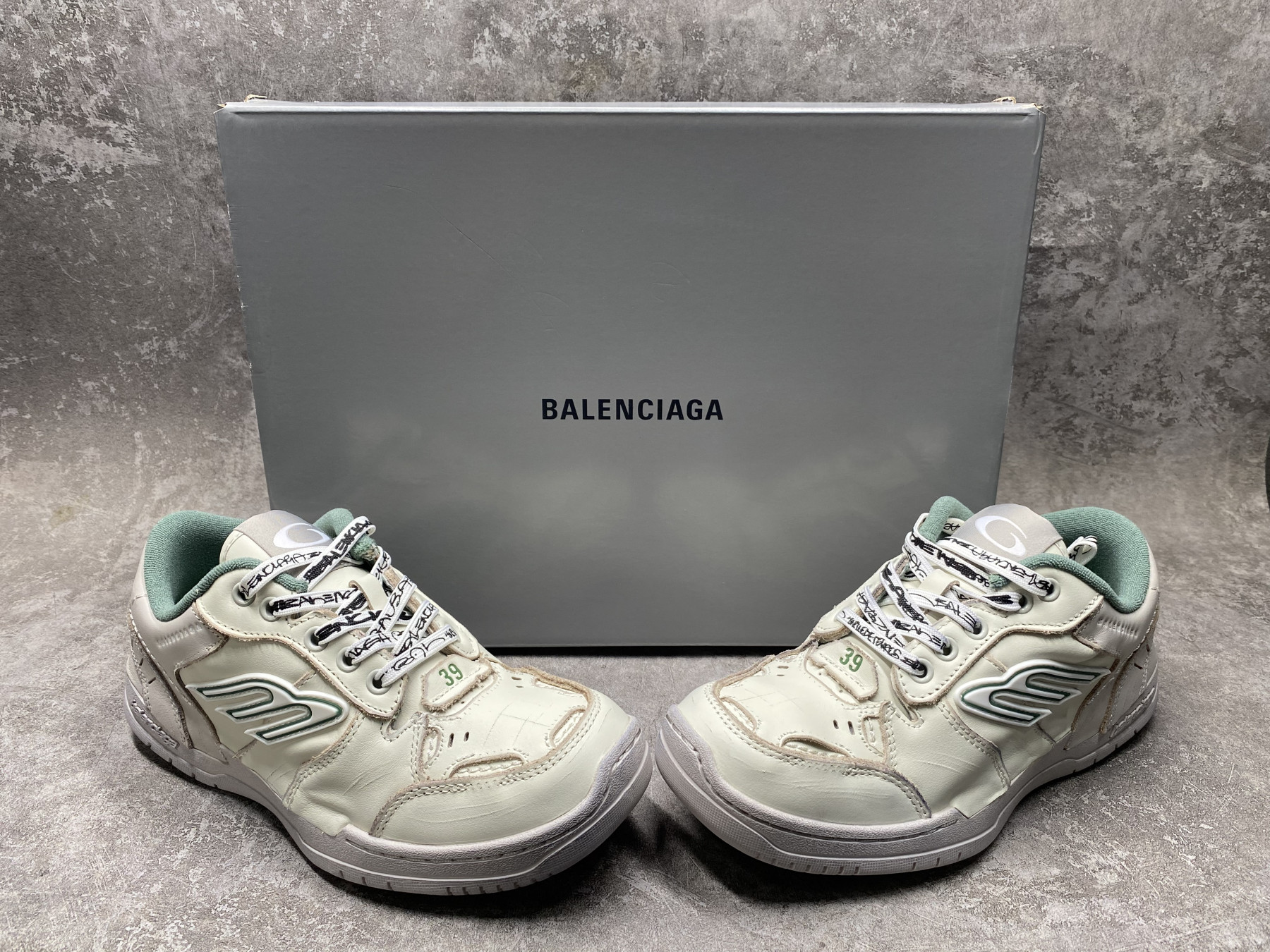 ua Ba1en*iaga hamptons worn-out sneaker (run one size large)