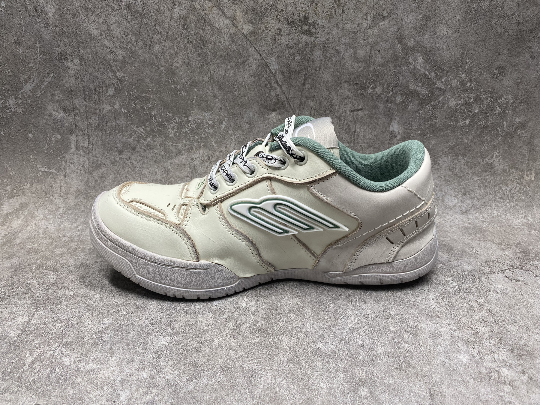 ua Ba1en*iaga hamptons worn-out sneaker (run one size large)