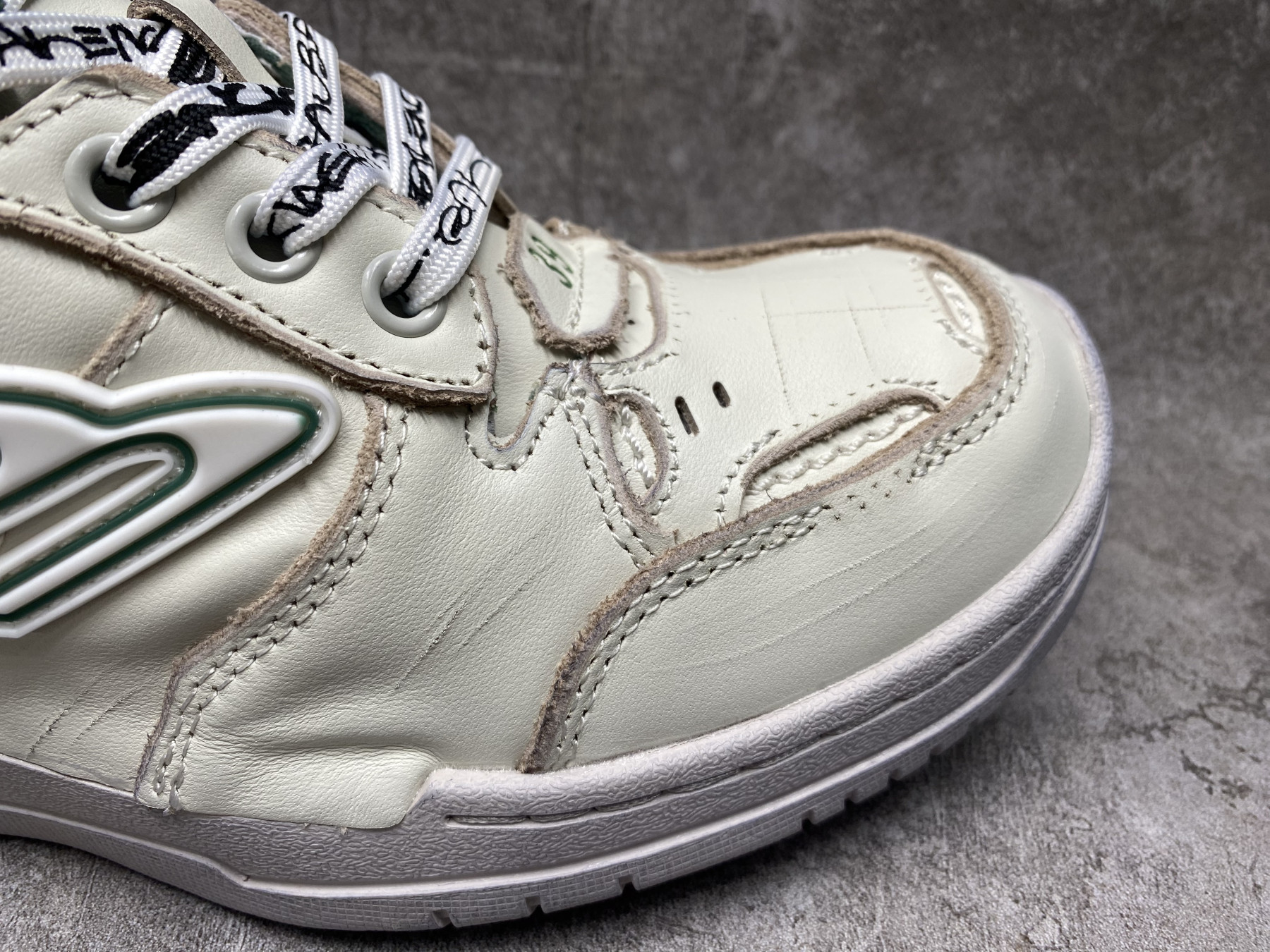 ua Ba1en*iaga hamptons worn-out sneaker (run one size large)