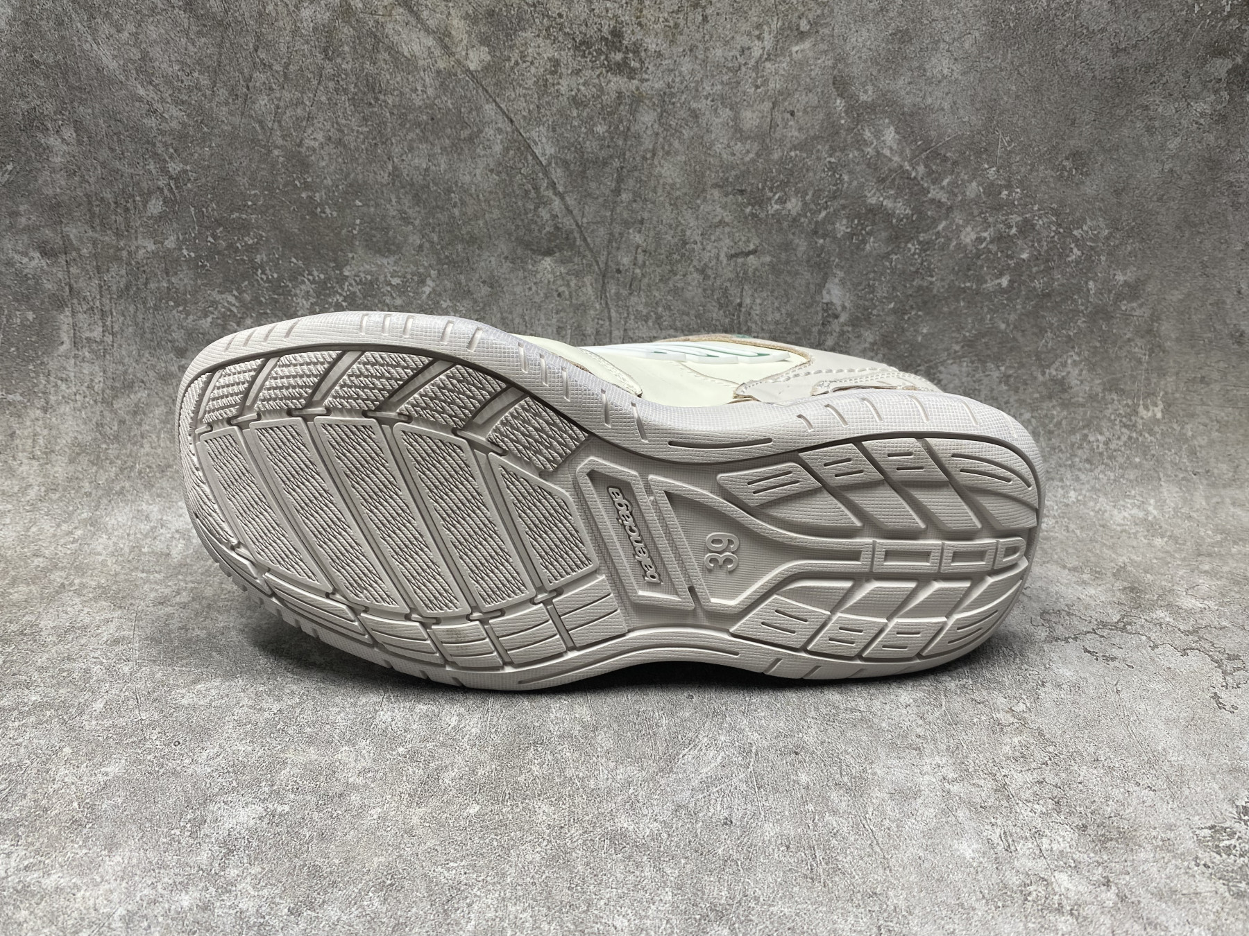 ua Ba1en*iaga hamptons worn-out sneaker (run one size large)