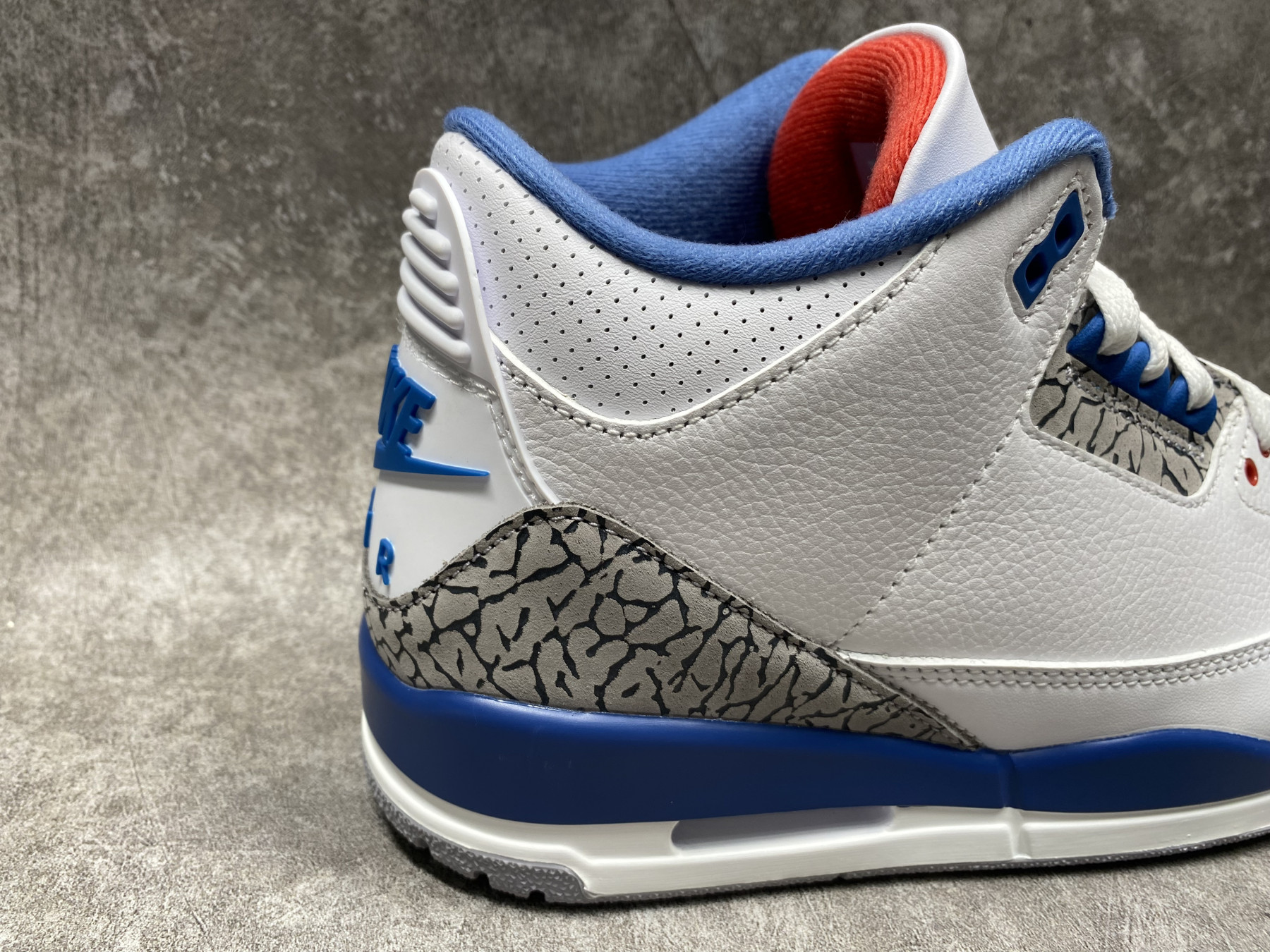UA AIR JORDAN 3 Retro