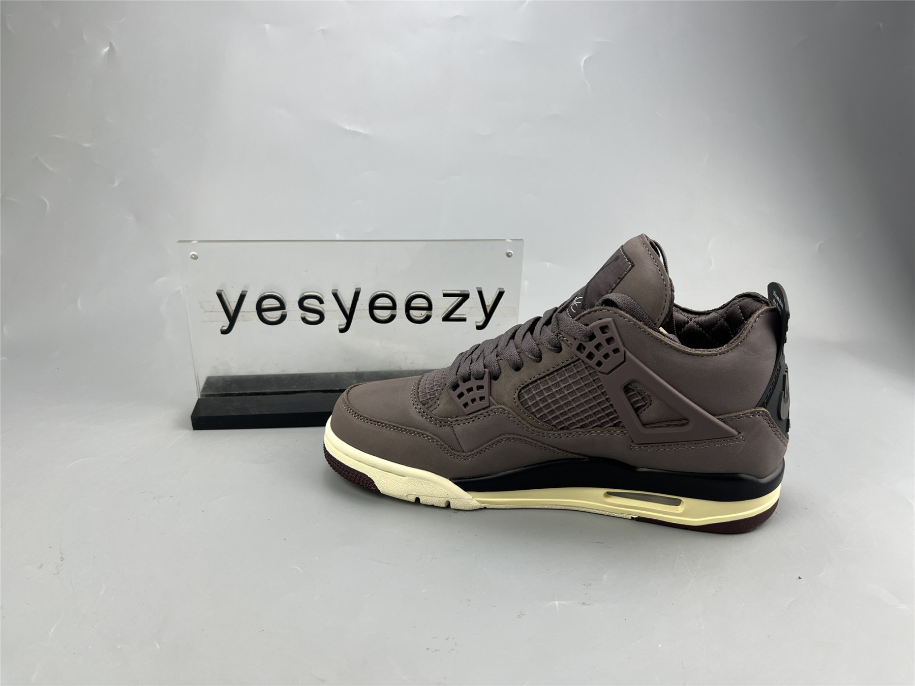 UA A MA MANIÉRE X AIR JORDAN 4 RETRO 