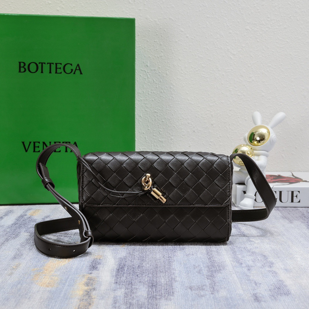 Bottega Veneta Mini Andiamo 21.5x13x4.5cm