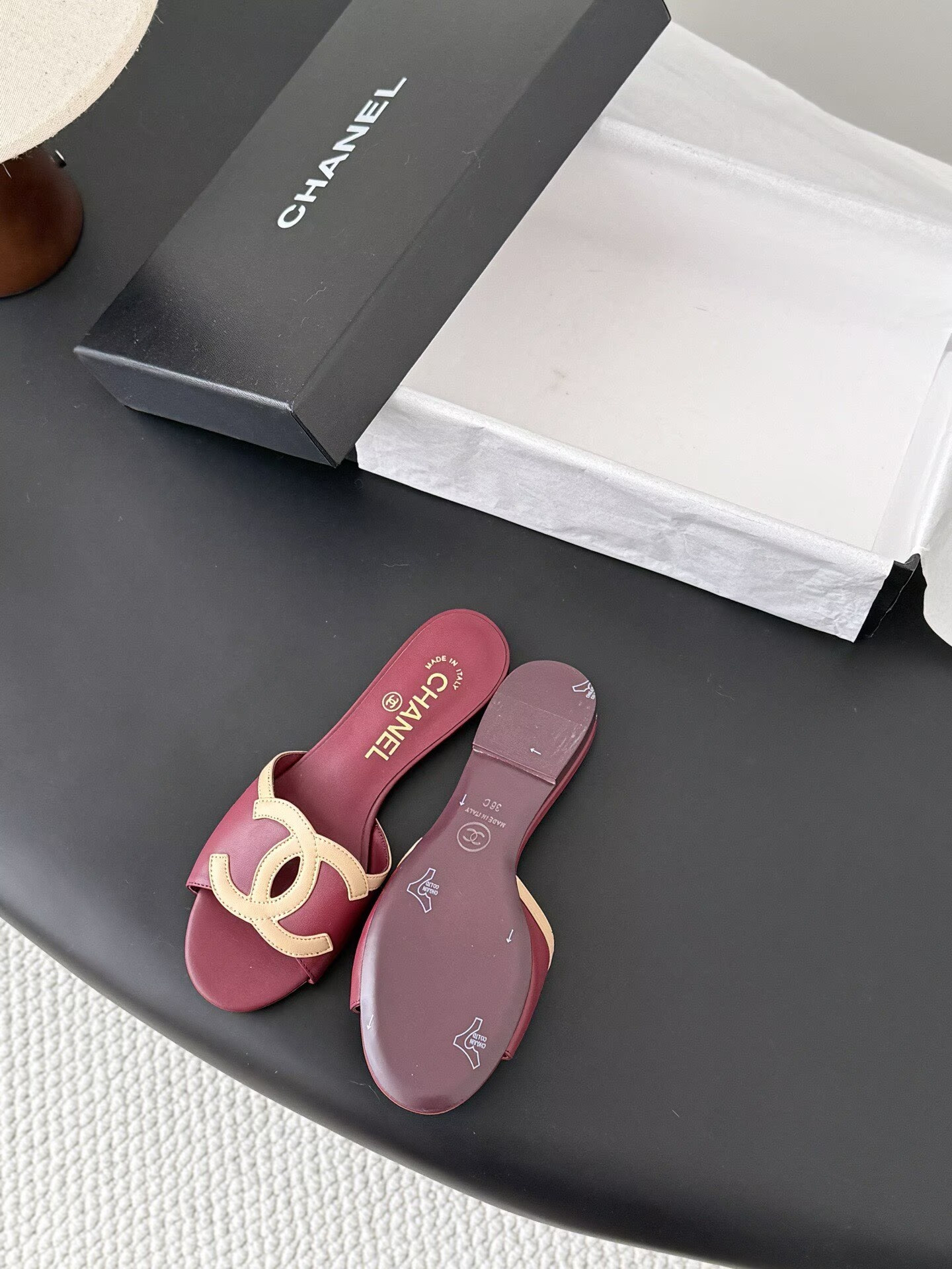 ua Ch**el sandals