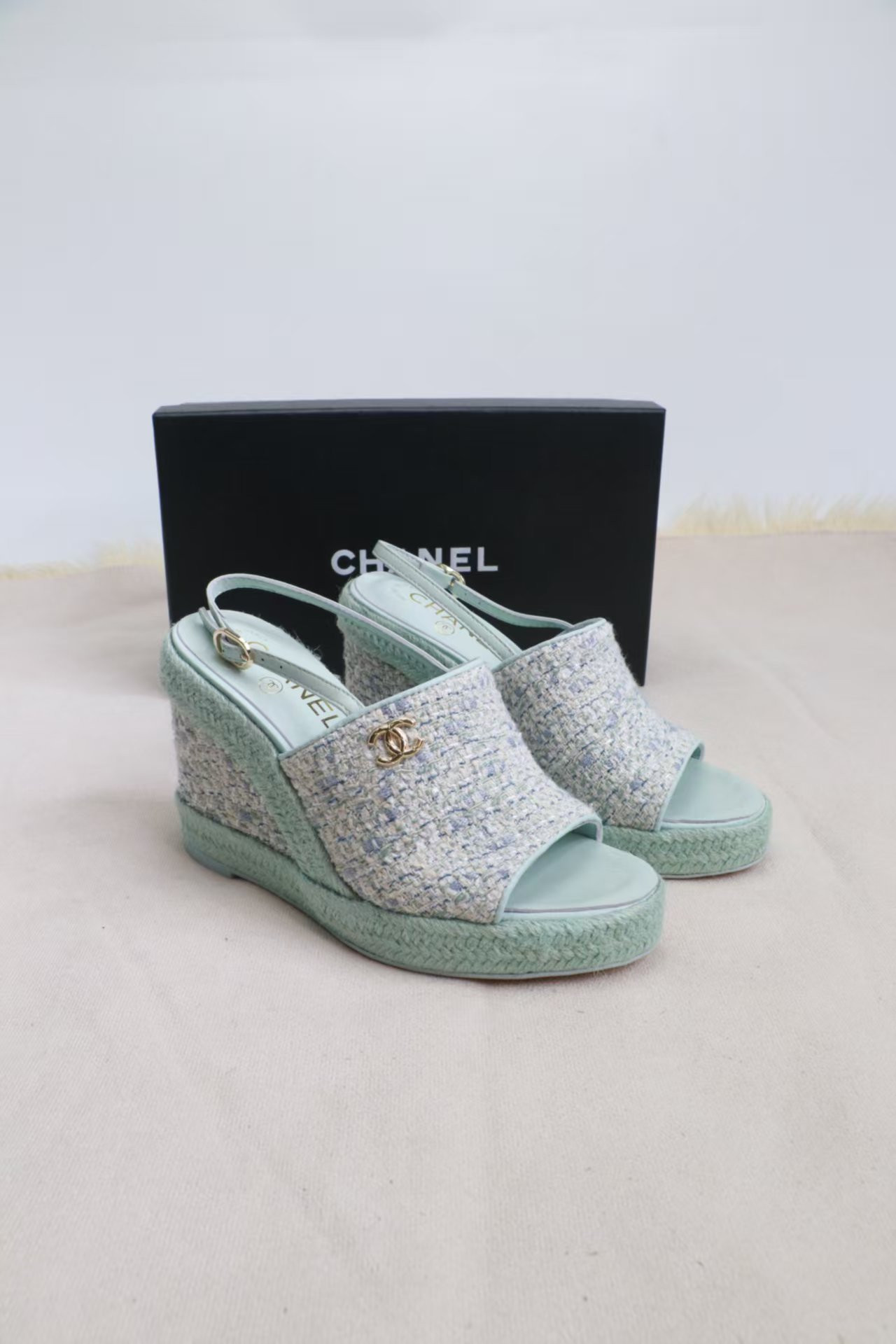ua Ch**el sandals