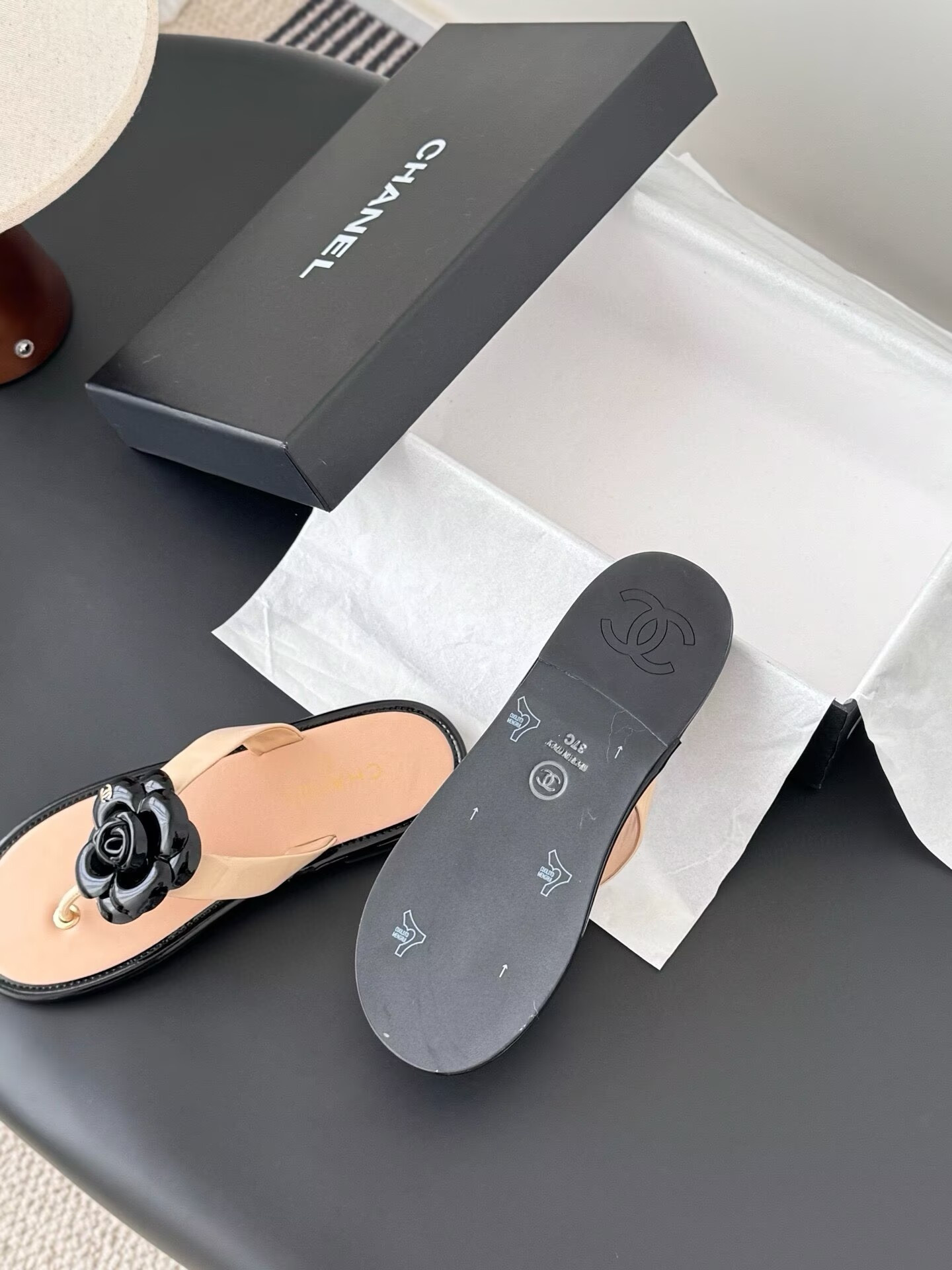 ua Ch**el thongs slides