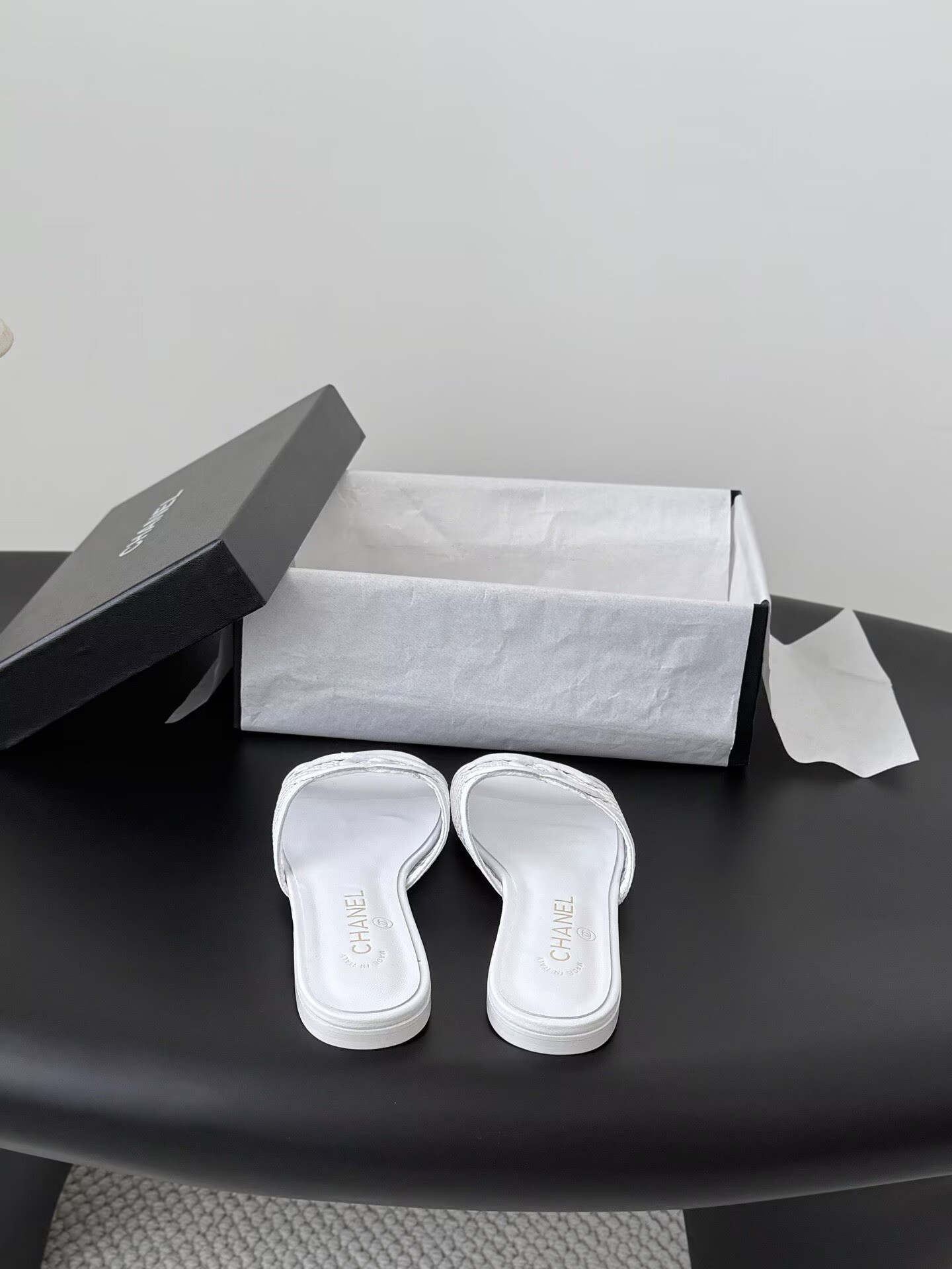ua Ch**el sandals