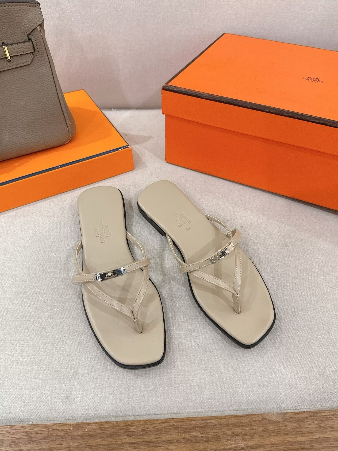 ua H**me5 miss sandals