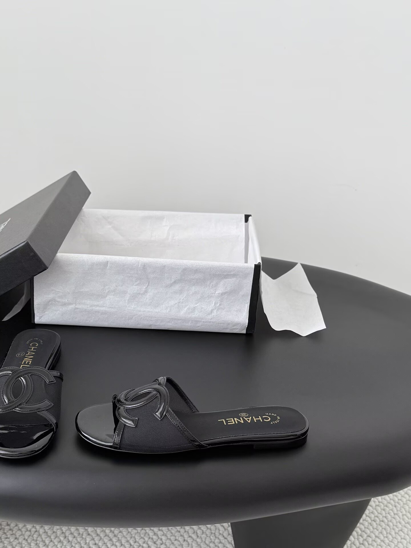 ua Ch**el sandals