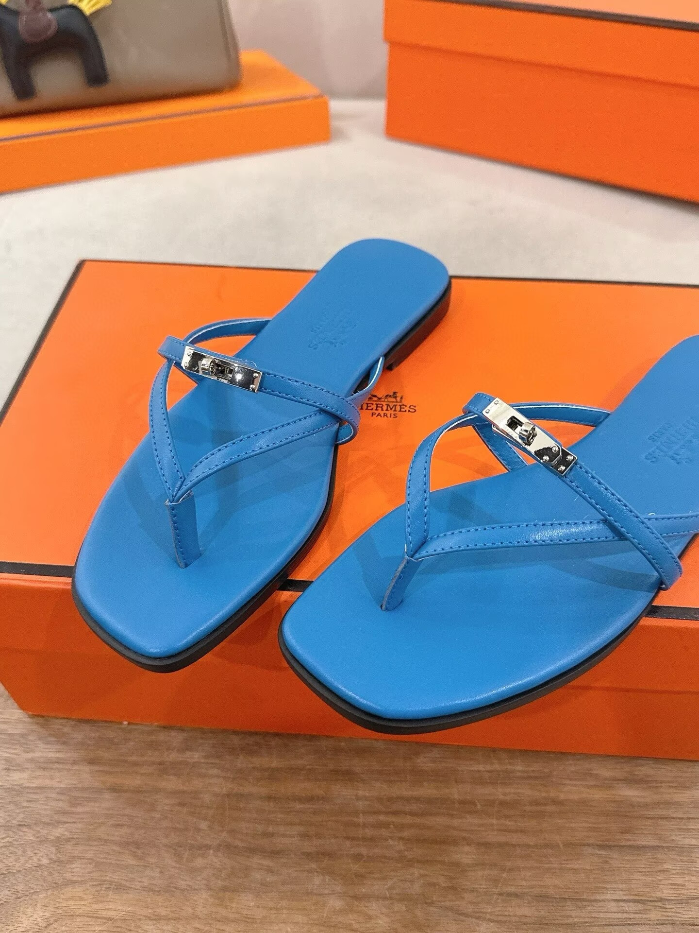 ua H**me5 miss sandals