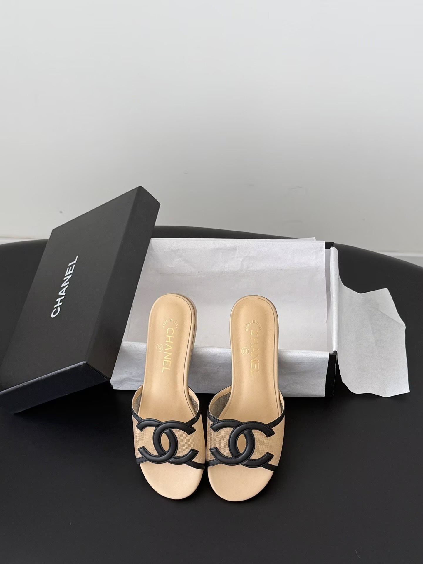 ua Ch**el sandals