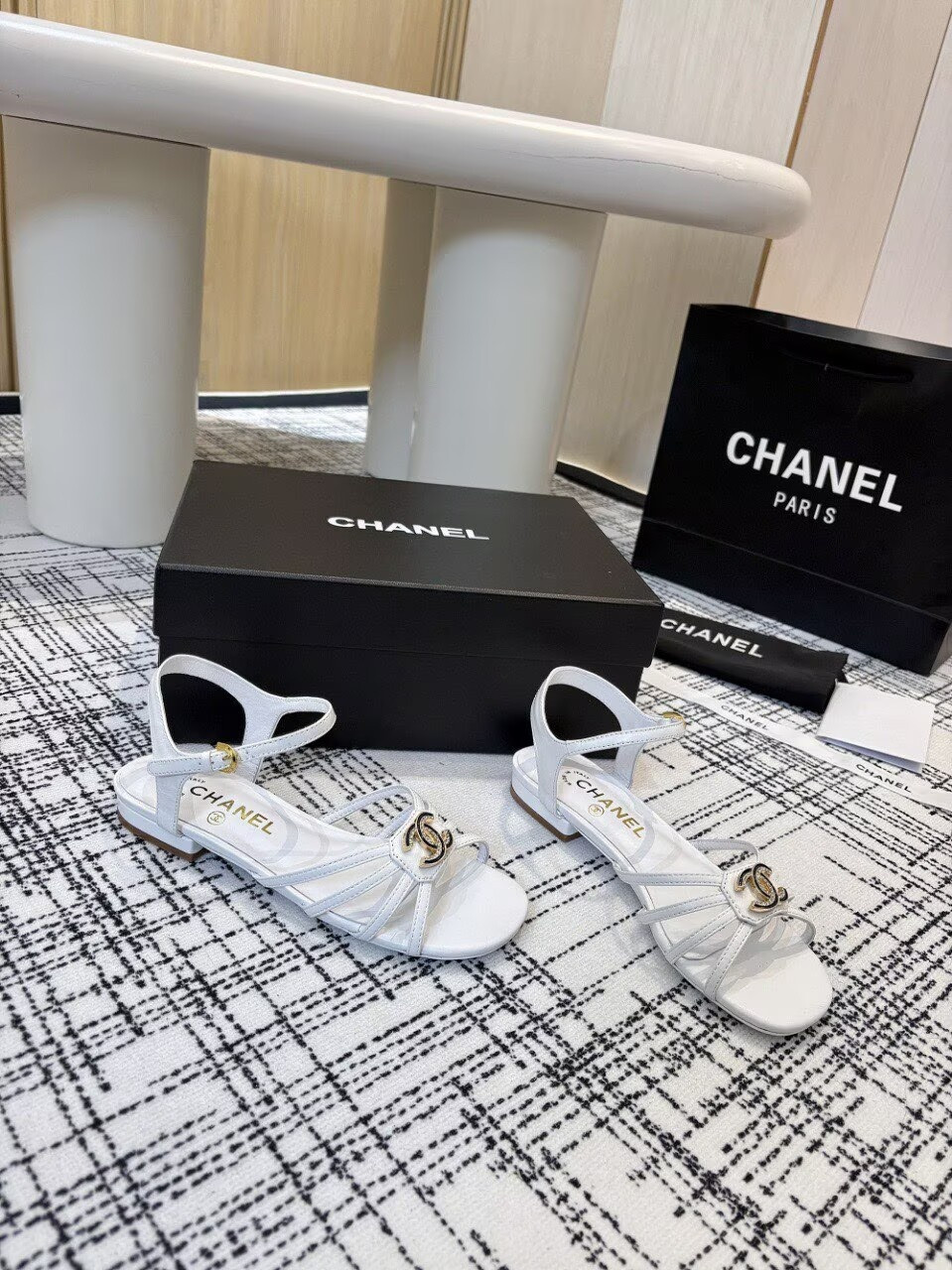 ua Ch**el sandals